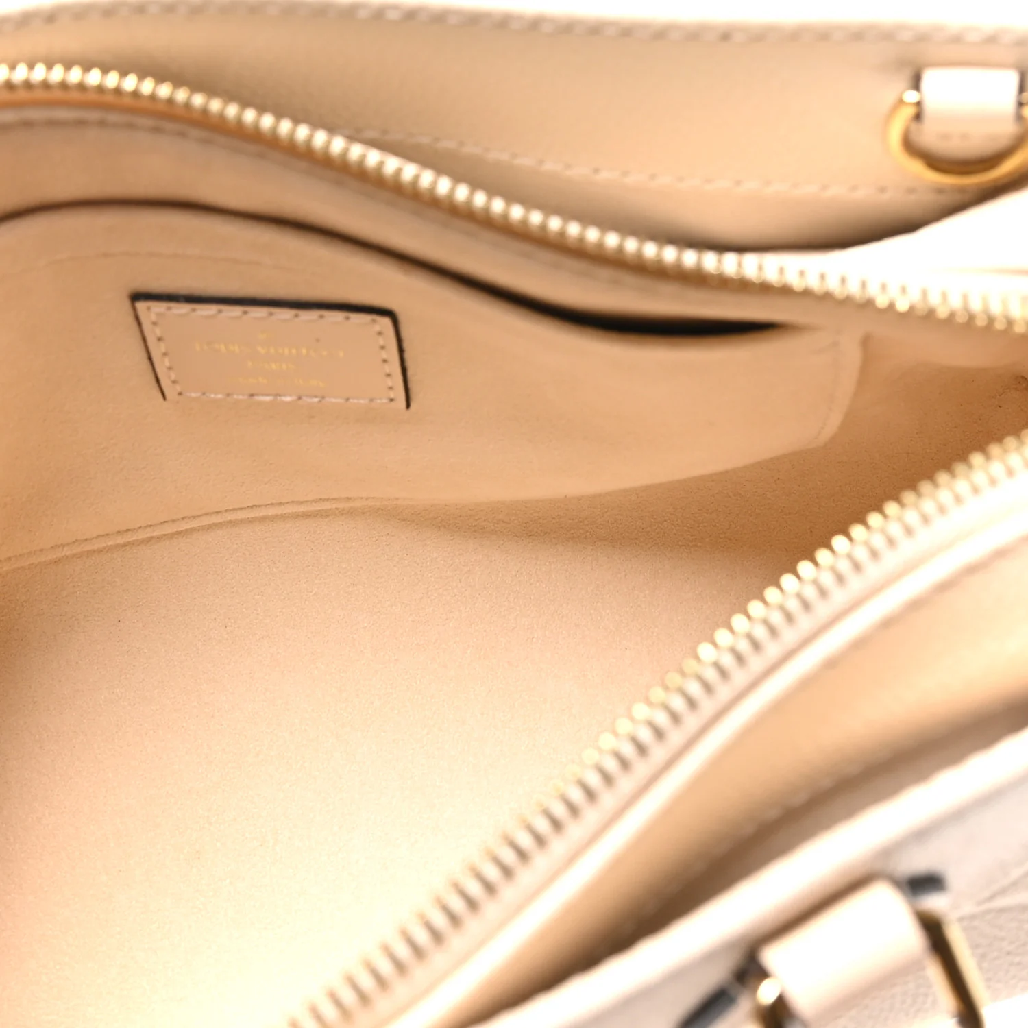 Louis Vuitton Empreinte Monogram Giant OnTheGo East West Creme — view 5