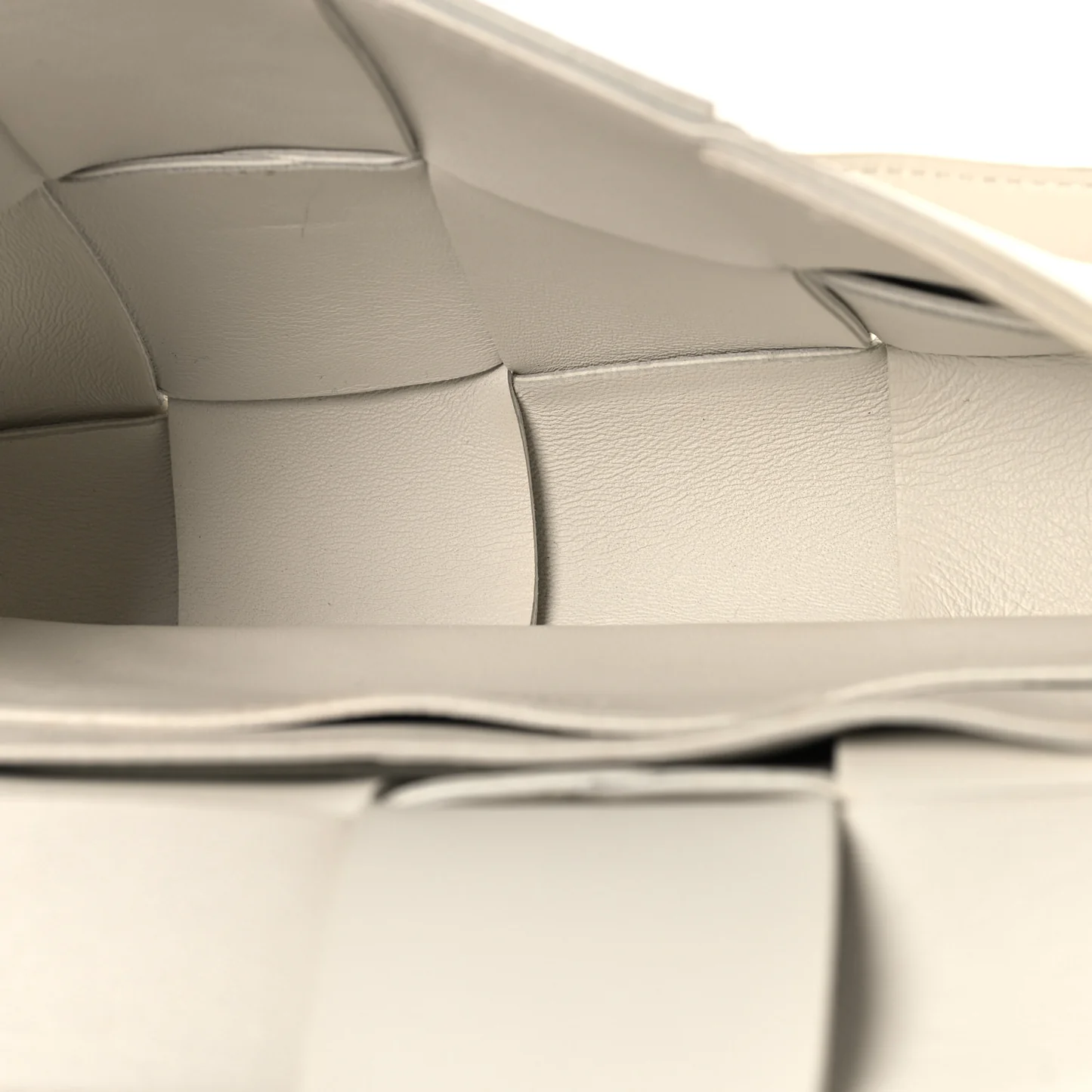Bottega Veneta Nappa Maxi Intreccio The Belt Cassette Bag White — view 3