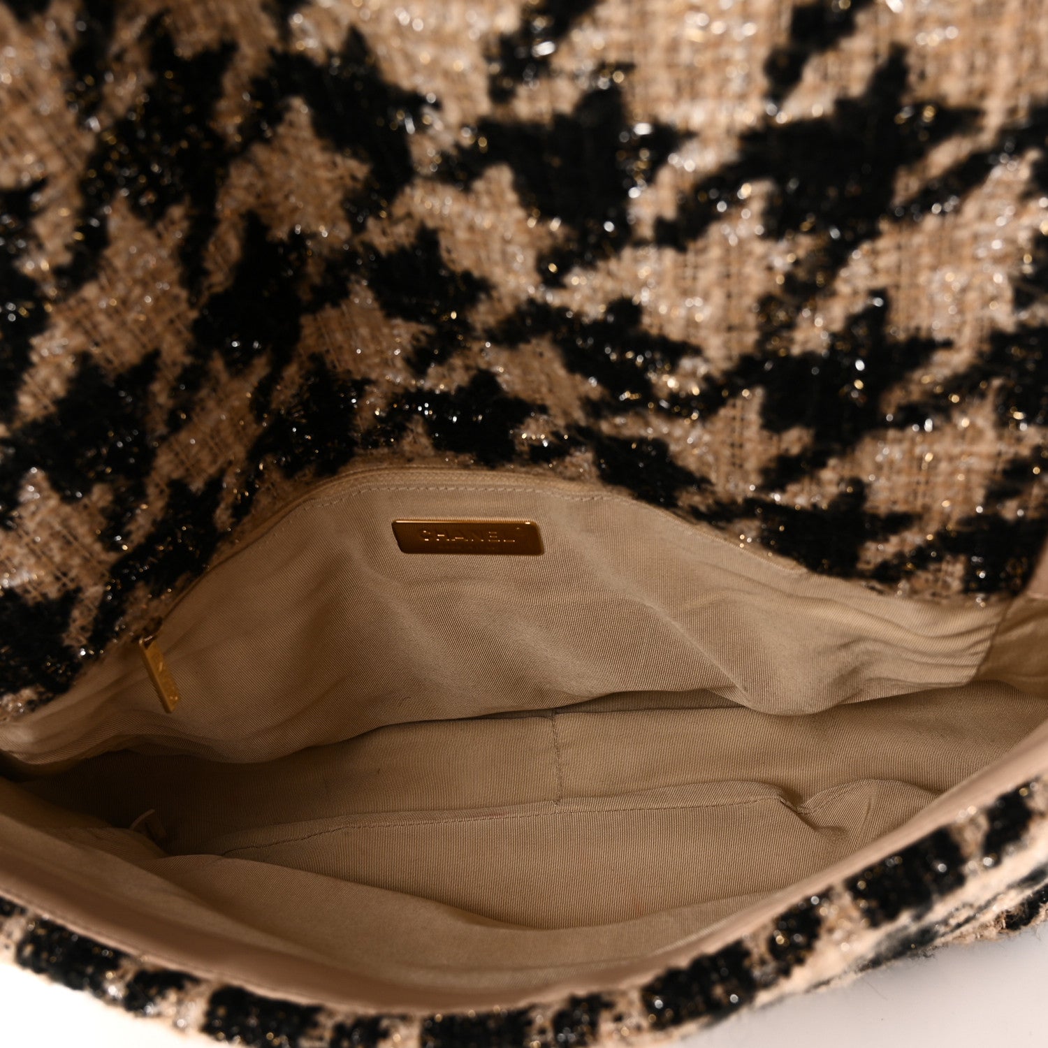 Tweed Maxi Chanel 19 Flap Beige Black — view 5