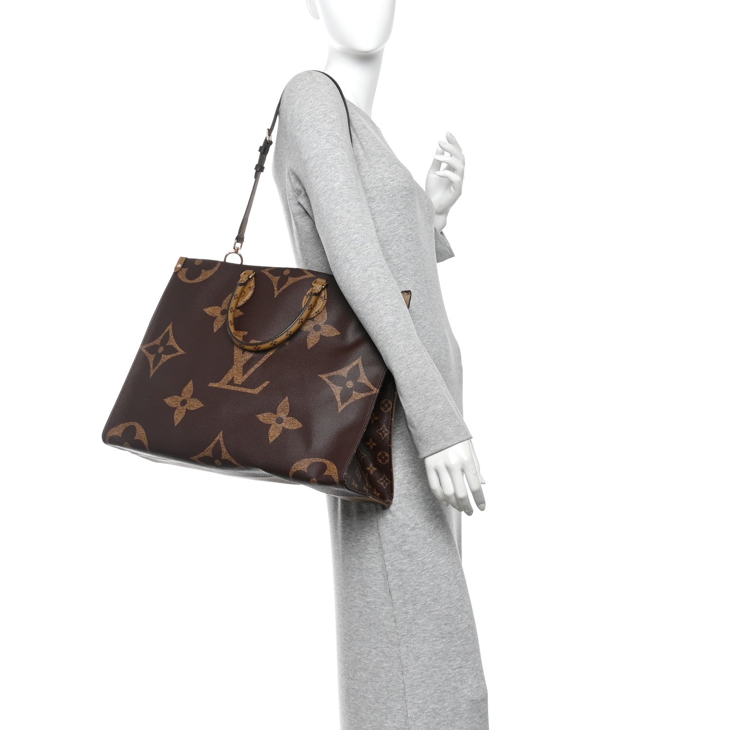 Reverse Monogram Giant Onthego Voyage — view 2