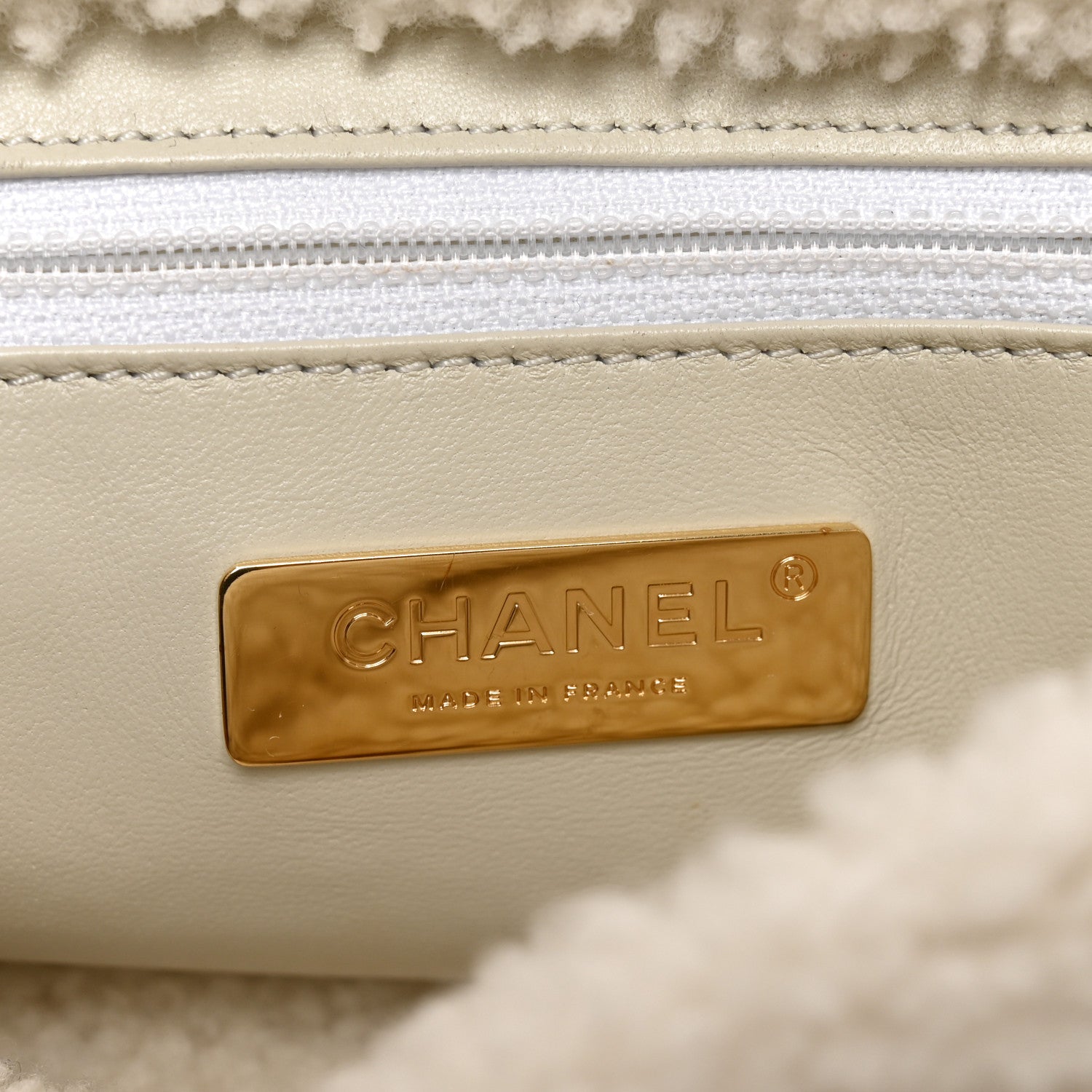 Crumpled Calfskin Shearling Sheepskin Medium Chanel 19 Flap White — view 5