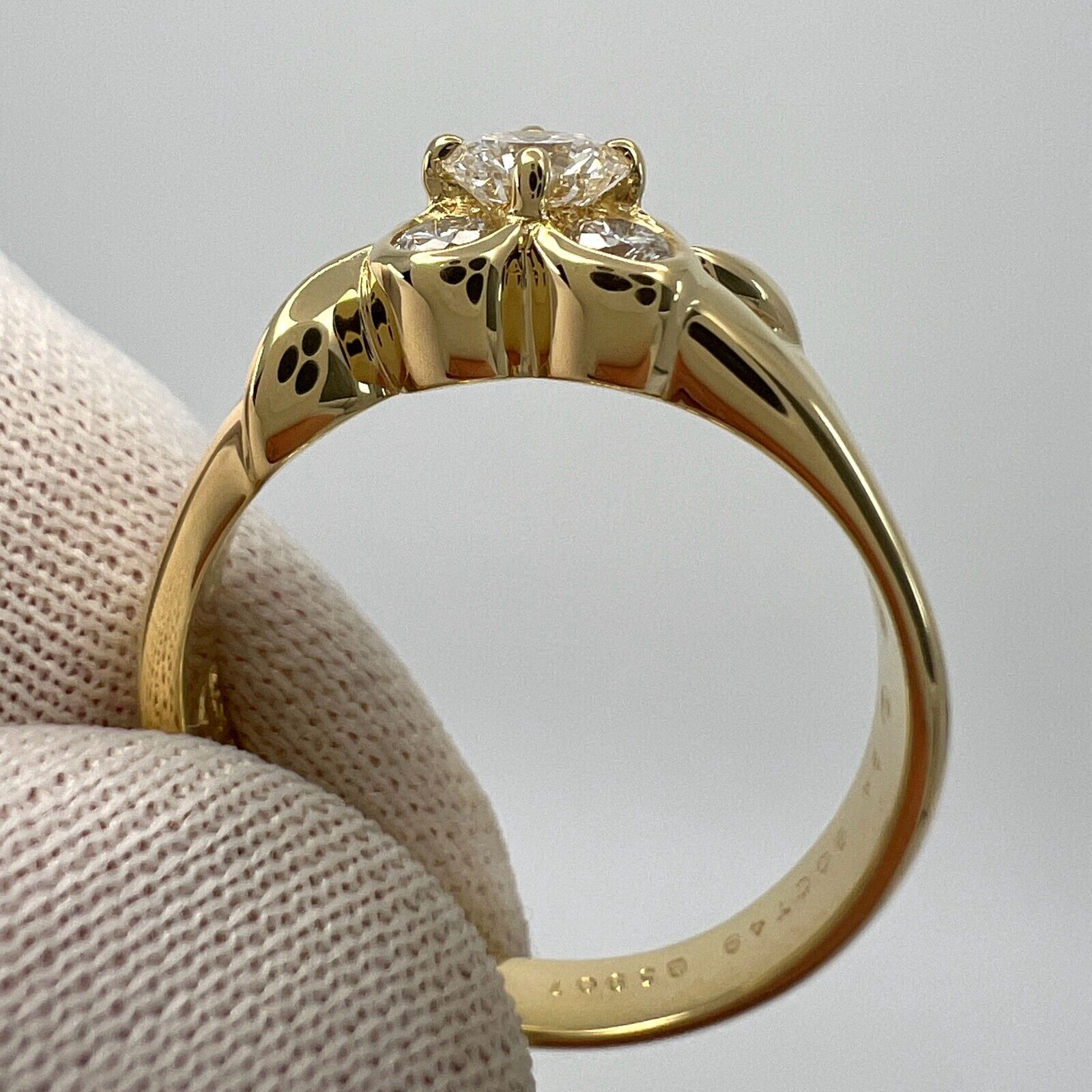 Rare Vintage Van Cleef & Arpels Round Diamond 18k Yellow Gold Flower Onbell Ring — view 5