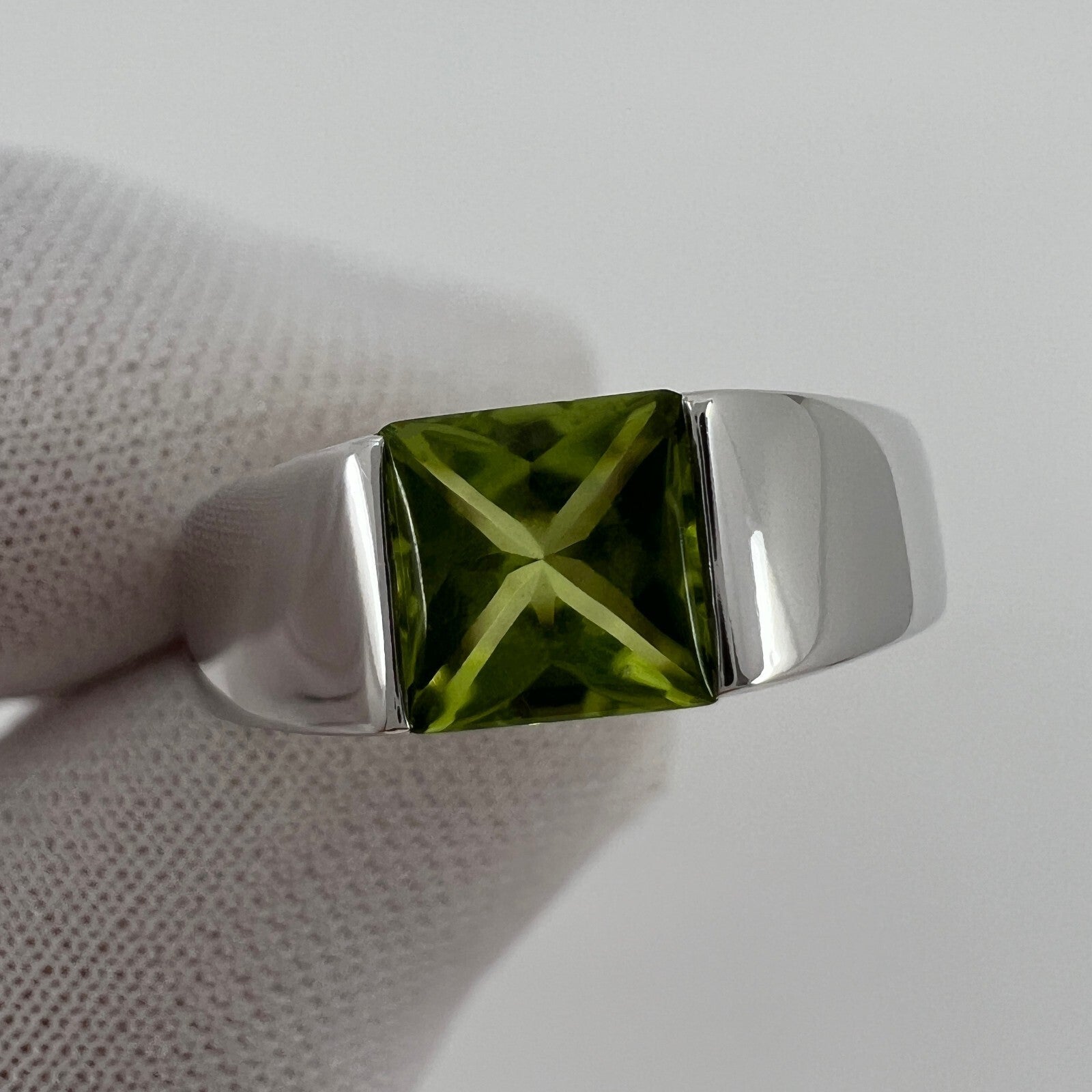 Vintage Cartier Vivid Green Peridot 18 Karat White Gold Tank Band Solo Ring 49 — view 3