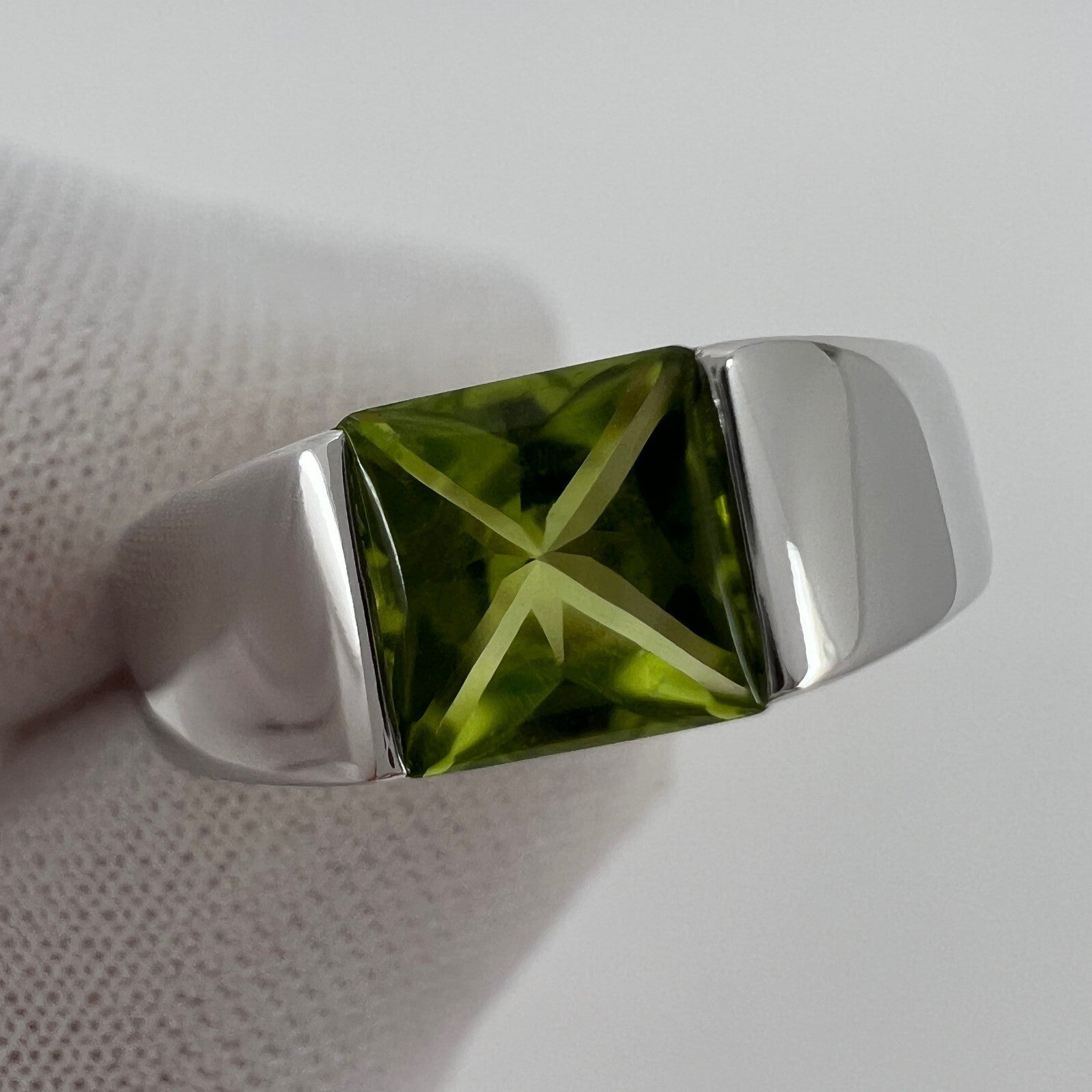 Vintage Cartier Vivid Green Peridot 18 Karat White Gold Tank Band Solo Ring 49 — view 5