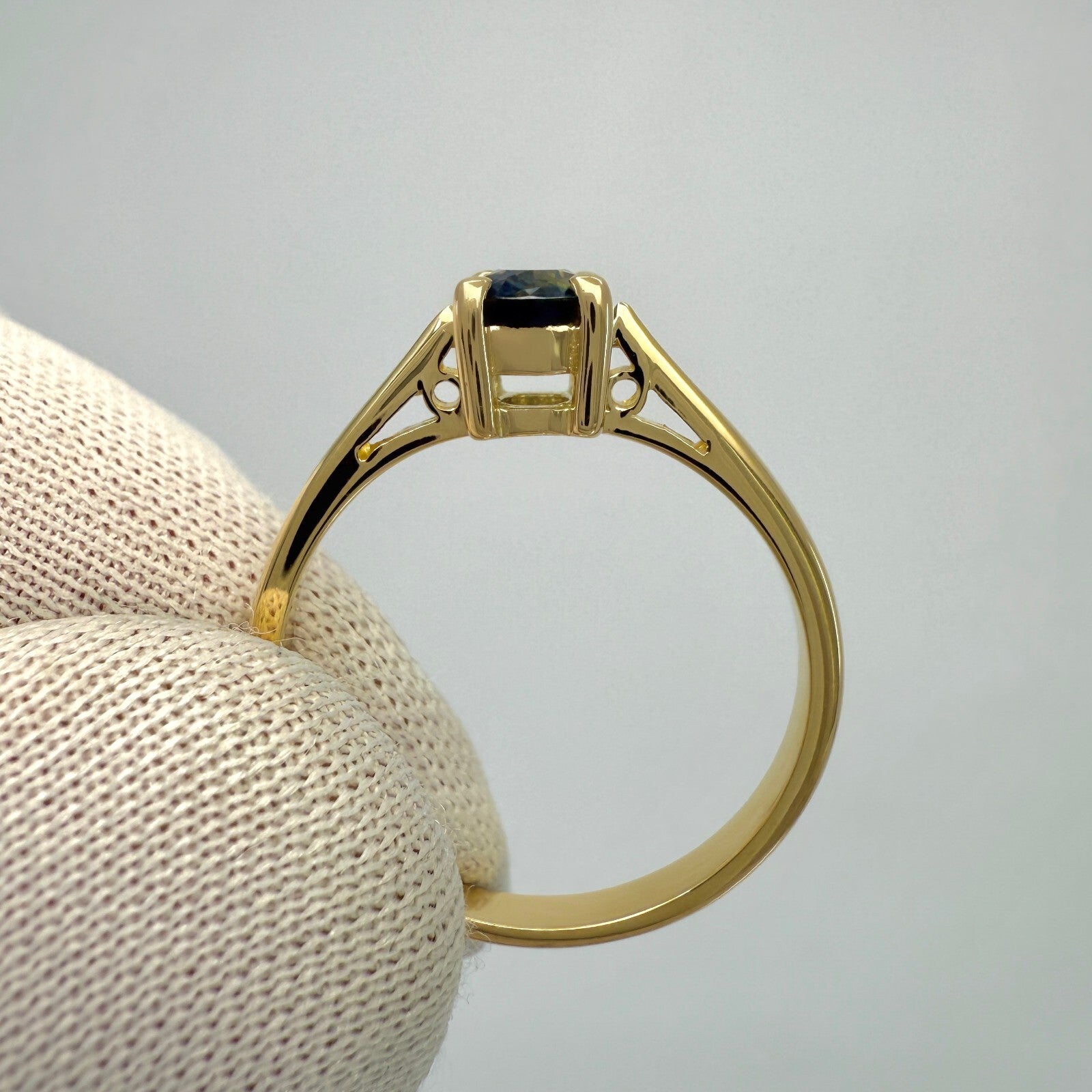 Unique 0.85ct Bi Colour Oval CEYLON Blue Yellow Sapphire Solitaire 18k Gold Ring — view 5