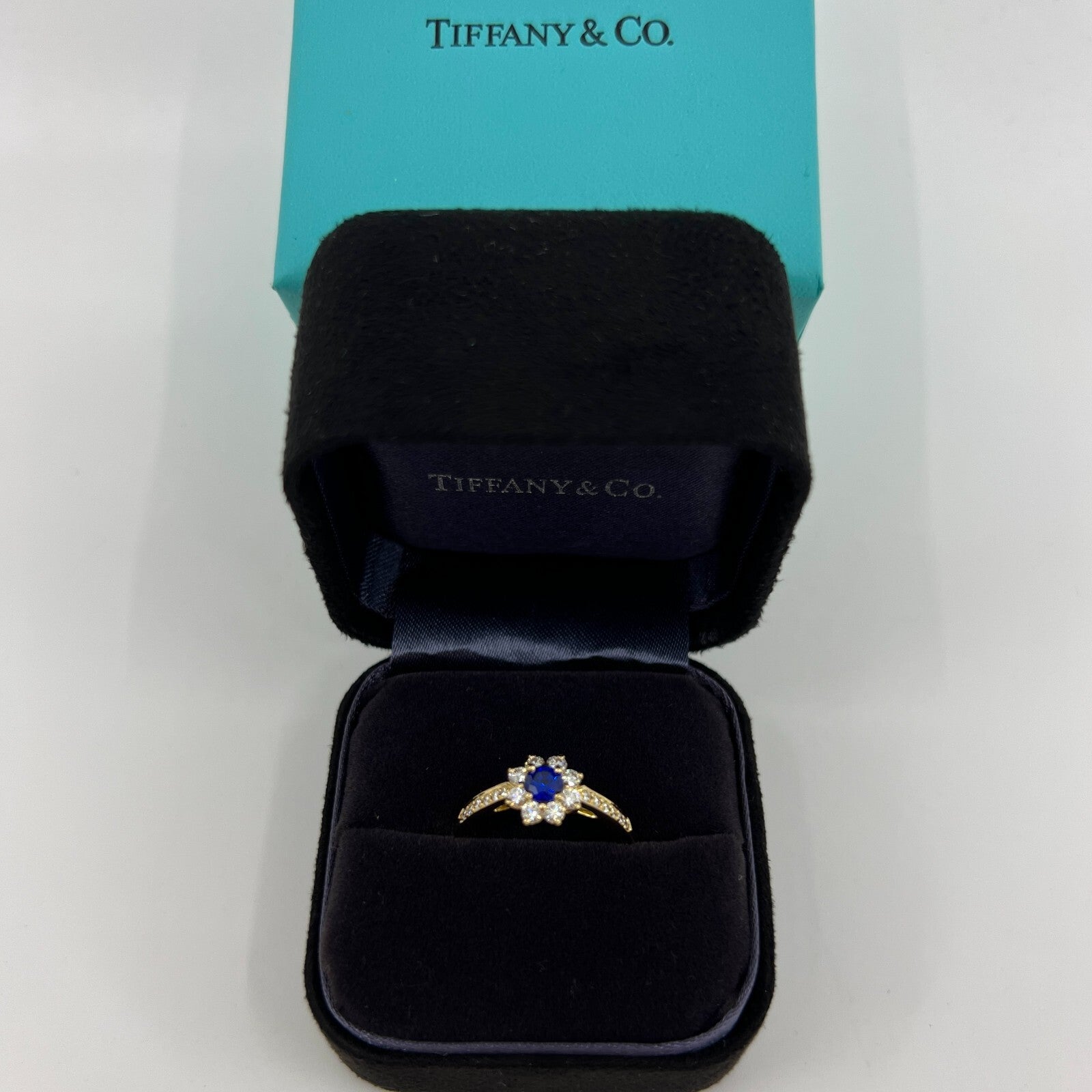 Tiffany & Co. Cornflower Blue Round Sapphire Diamond Flower 18k Yellow Gold Ring — view 3