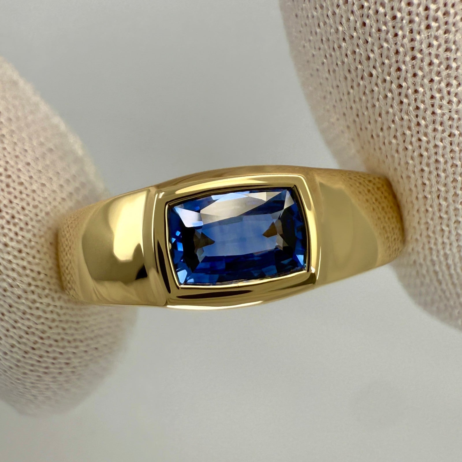 Vivid Cornflower Blue Ceylon Sapphire Cushion Cut 18k Yellow Gold Signet Ring — view 4