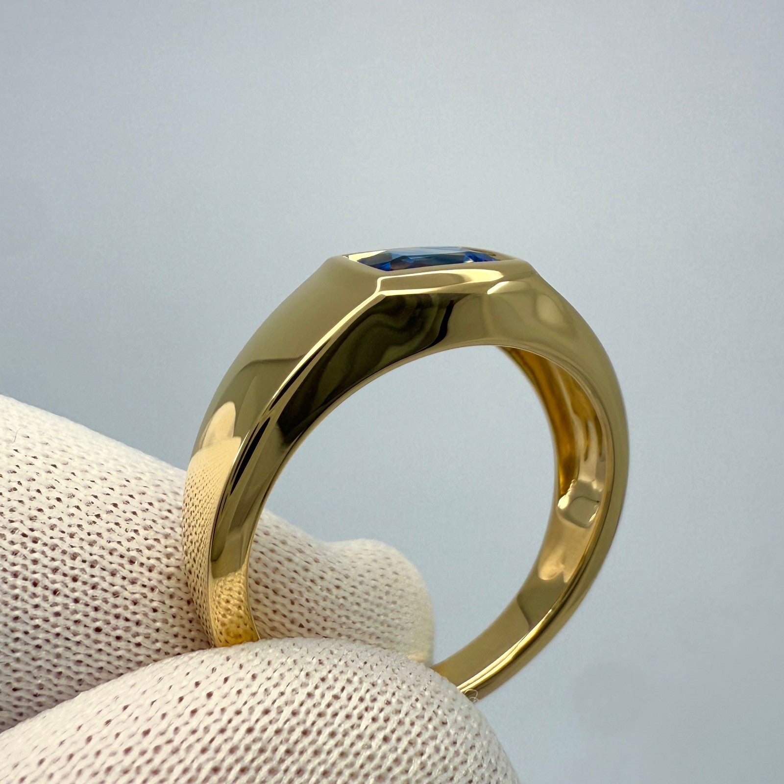 Vivid Cornflower Blue Ceylon Sapphire Cushion Cut 18k Yellow Gold Signet Ring — view 5