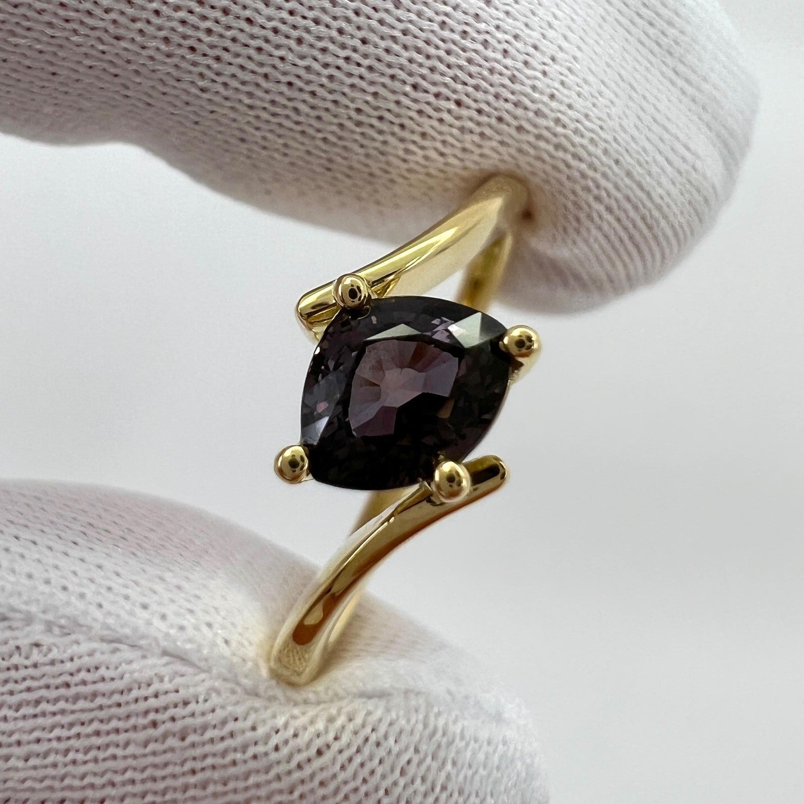IGI 1.07 Carat Color Change Sapphire Pink Blue Purple Triangle Cut 18k Gold Ring — view 3