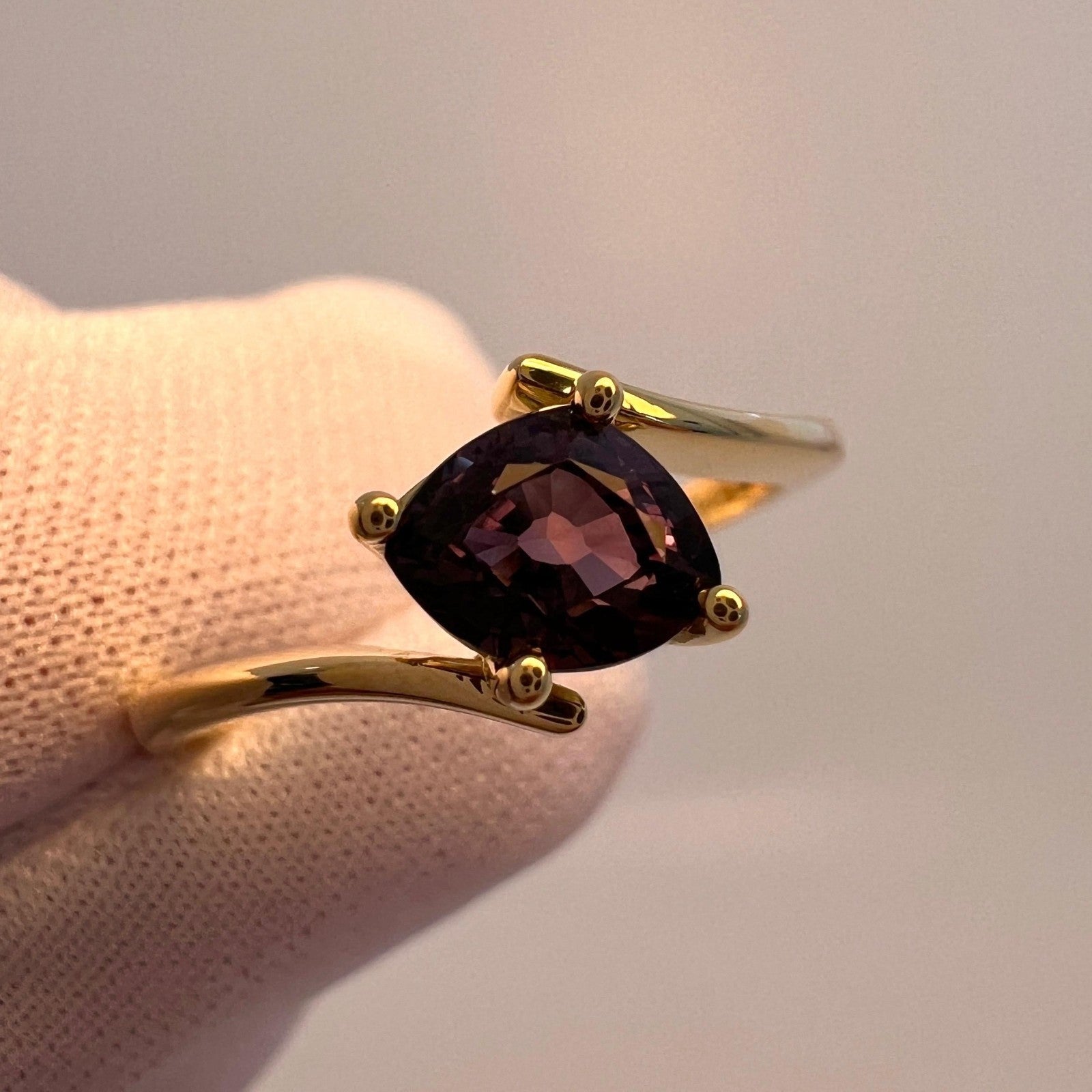 IGI 1.07 Carat Color Change Sapphire Pink Blue Purple Triangle Cut 18k Gold Ring — view 4