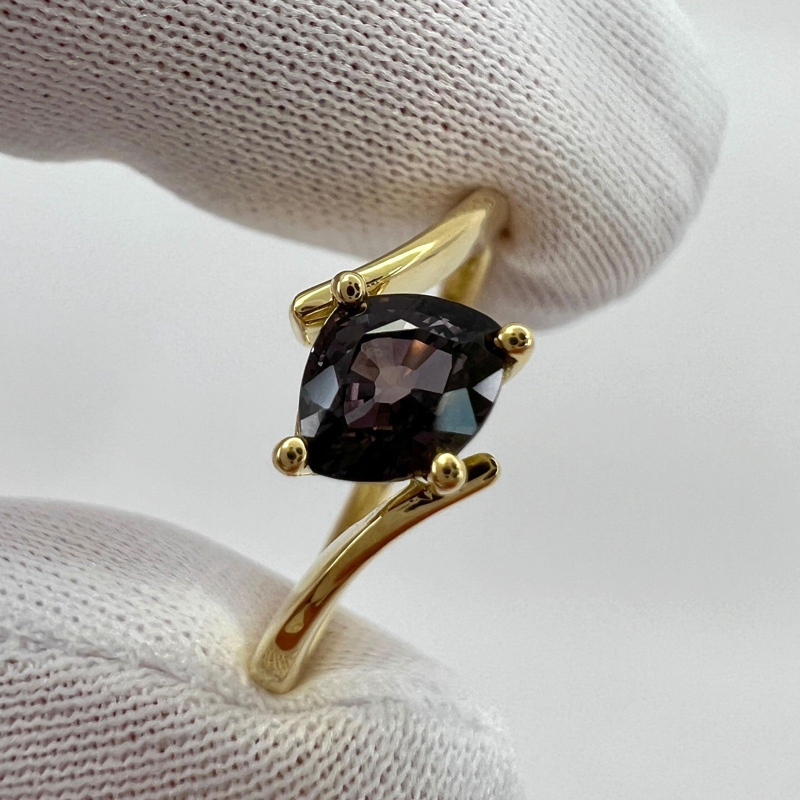 IGI 1.07 Carat Color Change Sapphire Pink Blue Purple Triangle Cut 18k Gold Ring — view 5