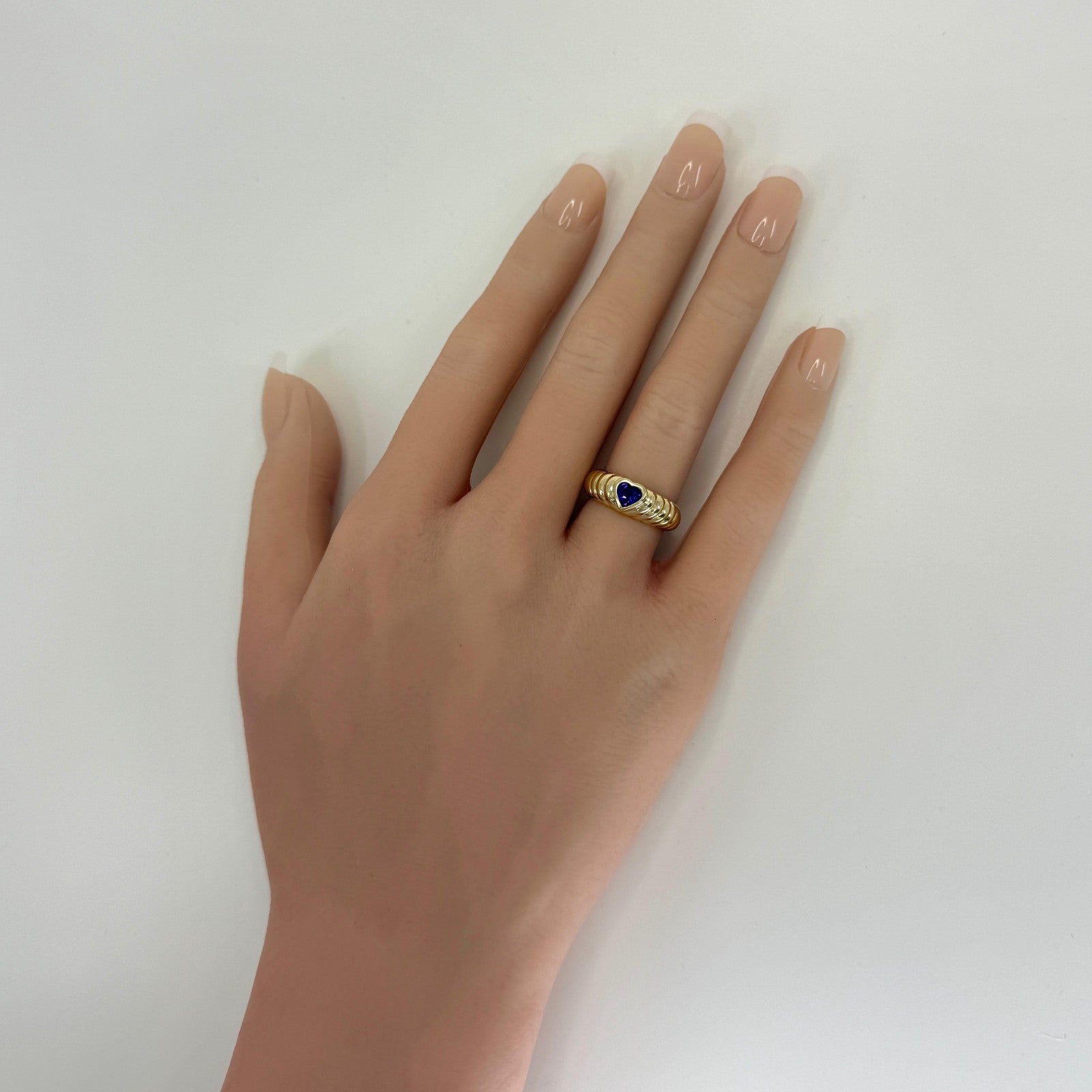 Vintage Tiffany & Co. Vivid Purple Amethyst Heart Cut 18k Yellow Gold Band Ring — view 4