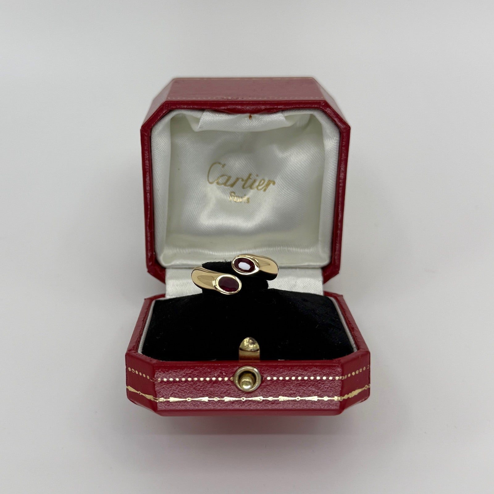 Rare Vintage Cartier Large Red Ruby Ellipse Oval Cut 18k Gold Bypass Split Ring — view 2