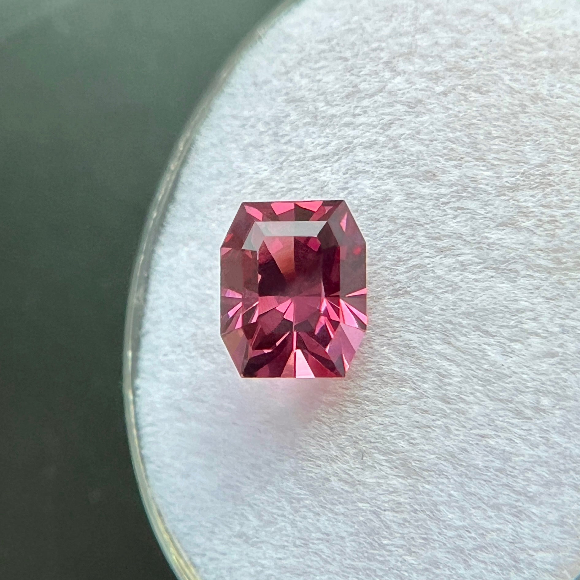RARE GIA Certified Vivid Purple Pink MAHENGE Spinel 1.54ct Fancy Octagon Cut Gem — view 4