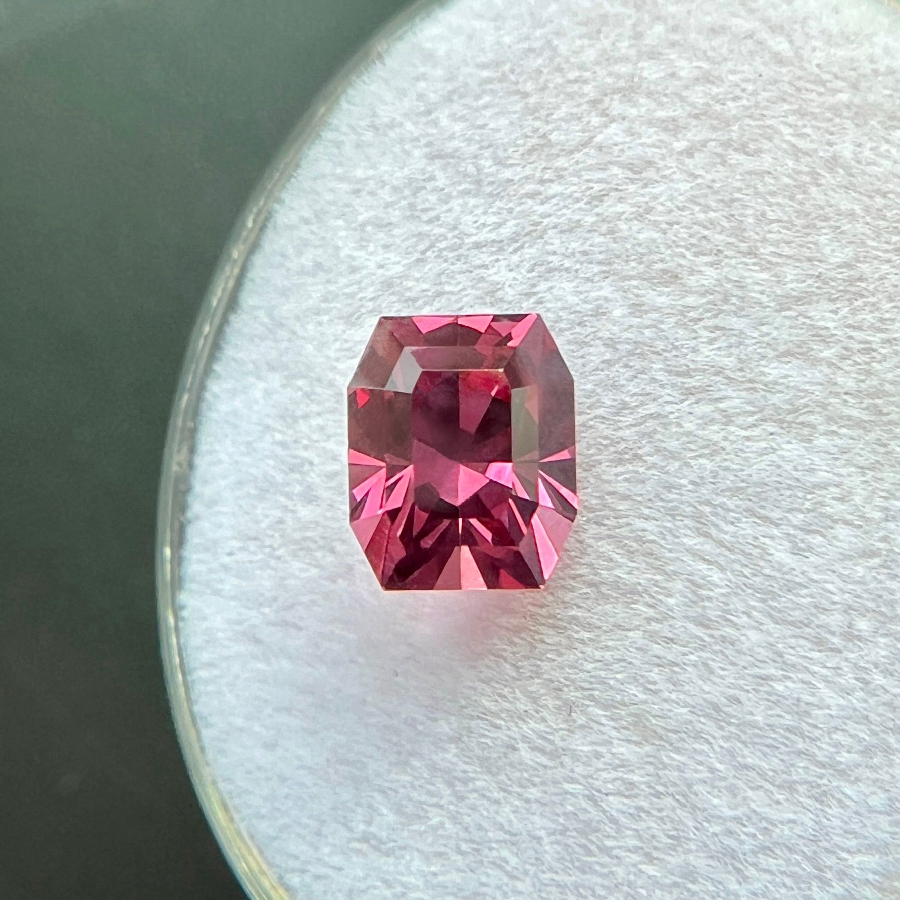 RARE GIA Certified Vivid Purple Pink MAHENGE Spinel 1.54ct Fancy Octagon Cut Gem — view 5