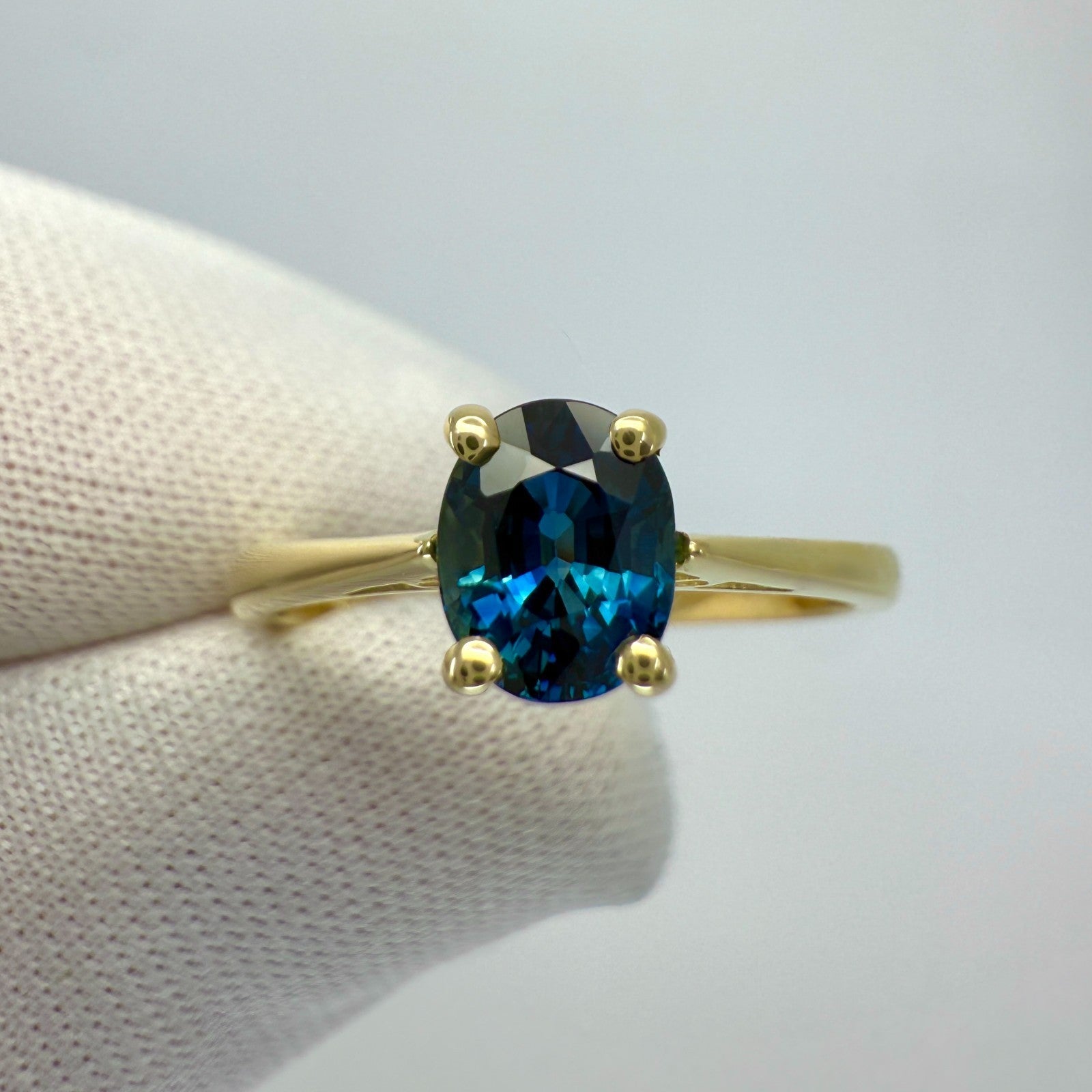 Natural 1.00ct Deep Royal Blue Sapphire Oval Cut 18k Yellow Gold Solitaire Ring — view 2