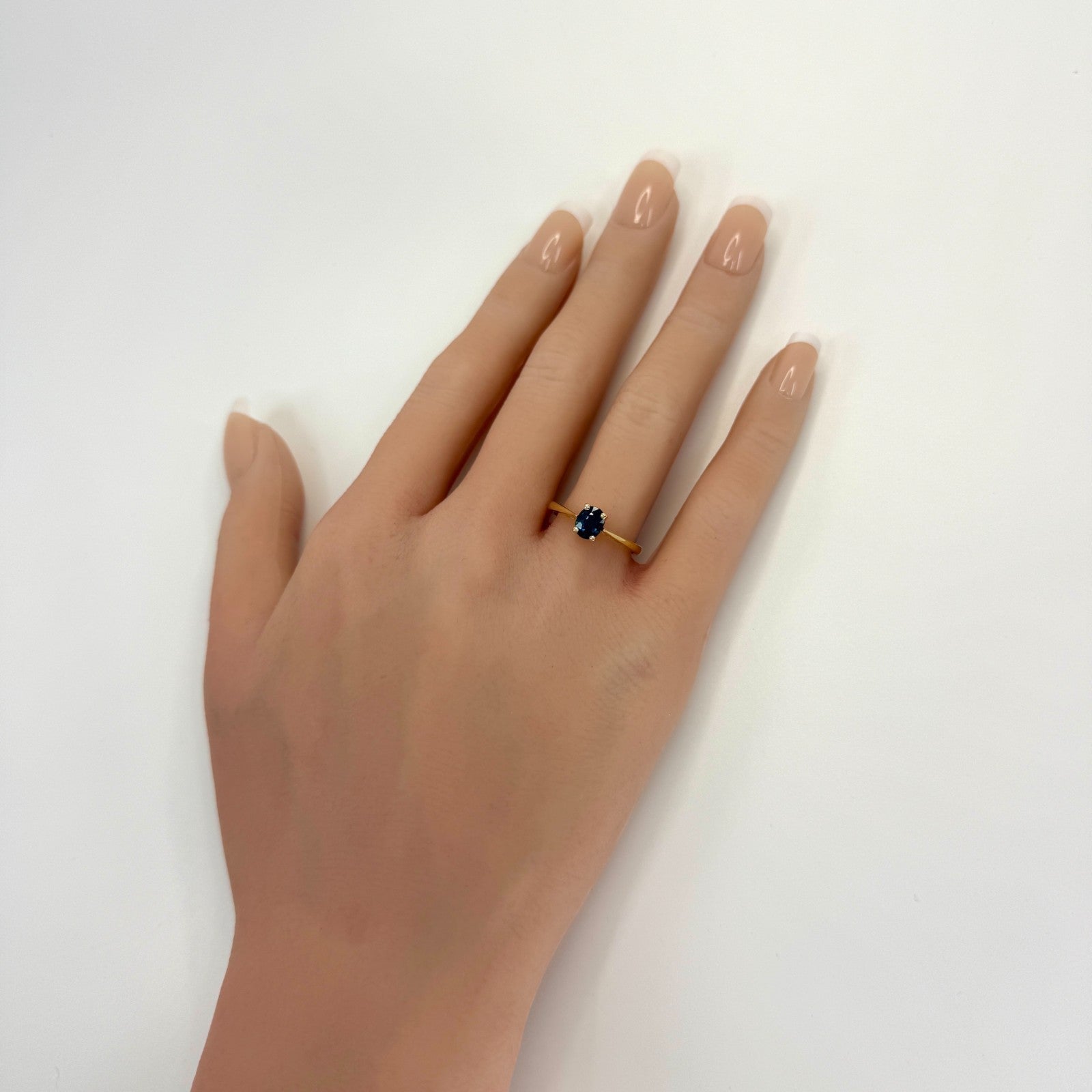 Natural 1.00ct Deep Royal Blue Sapphire Oval Cut 18k Yellow Gold Solitaire Ring — view 3