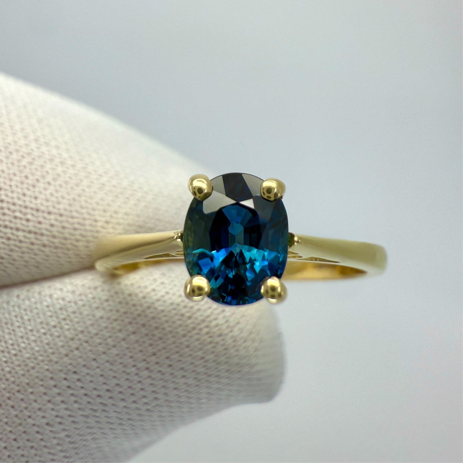 Natural 1.00ct Deep Royal Blue Sapphire Oval Cut 18k Yellow Gold Solitaire Ring — view 4