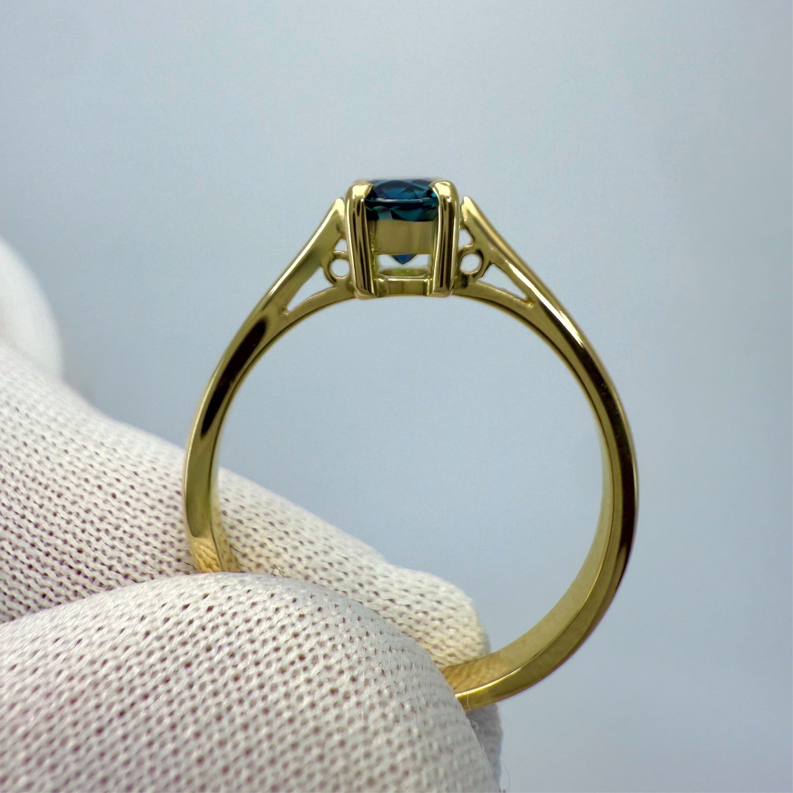Natural 1.00ct Deep Royal Blue Sapphire Oval Cut 18k Yellow Gold Solitaire Ring — view 5