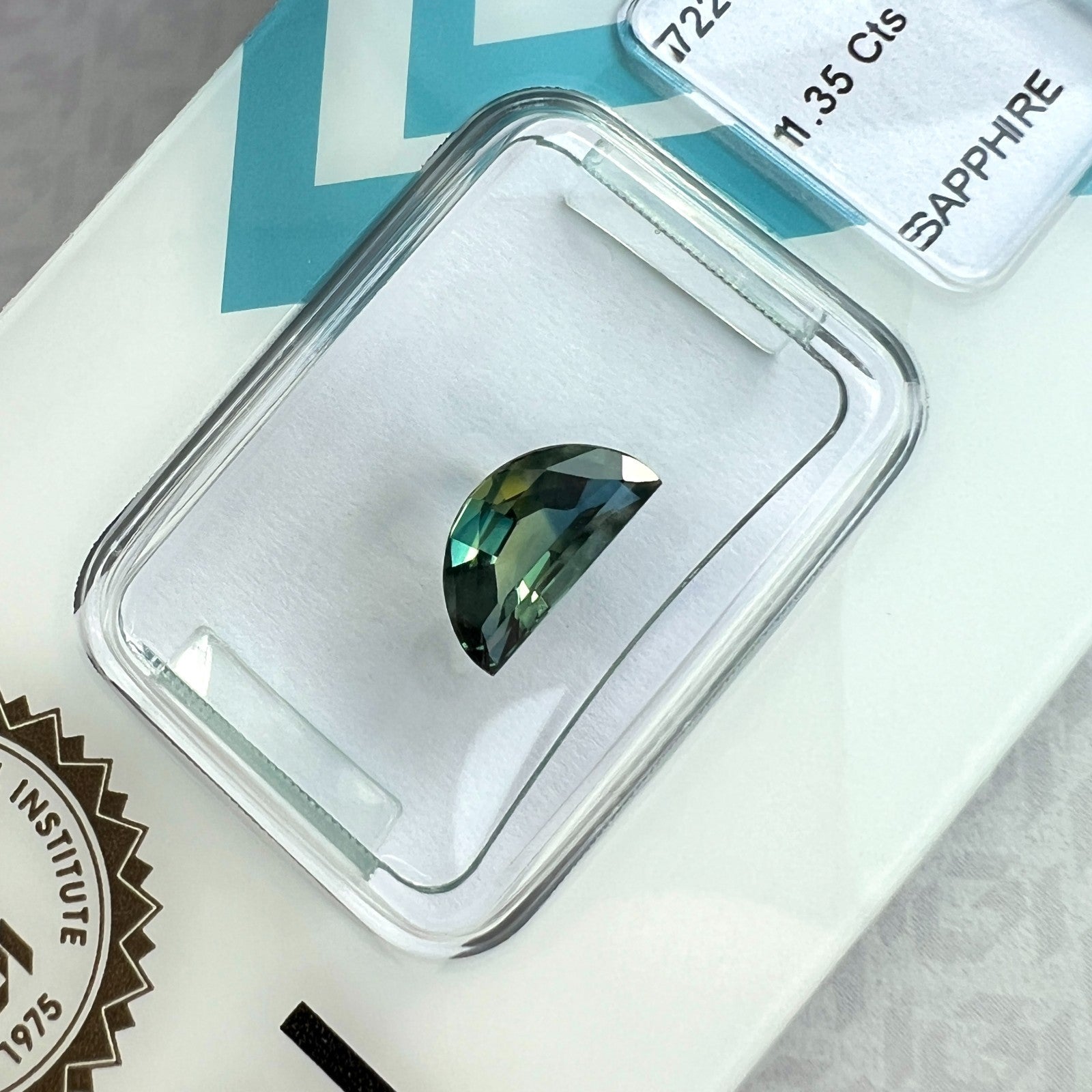 Unique IGI CERTIFIED 1.35ct AUSTRALIAN Bi Colour Yellow Blue Sapphire FANCY Cut — view 3