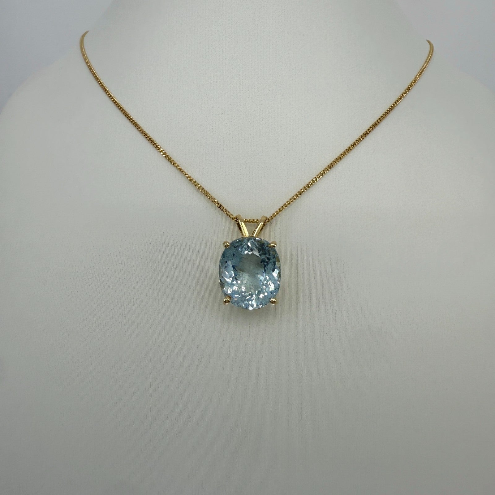 8.45ct Light Blue Aquamarine Oval Cut 18k Yellow Gold Solitaire Pendant Necklace — view 3