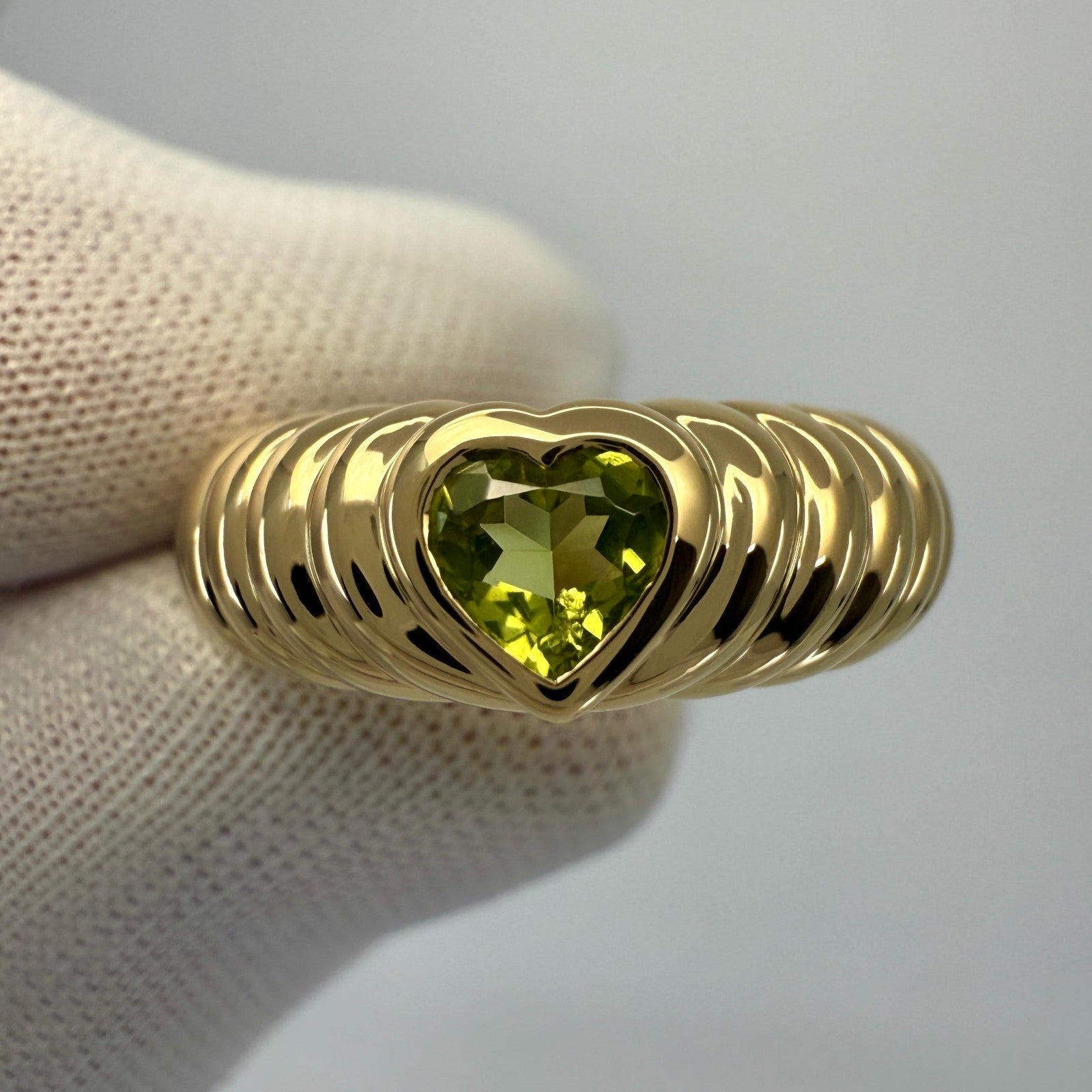 Fine Tiffany & Co. Vivid Green Peridot Heart Cut 18k Yellow Gold Band Ring US4.5 — view 2
