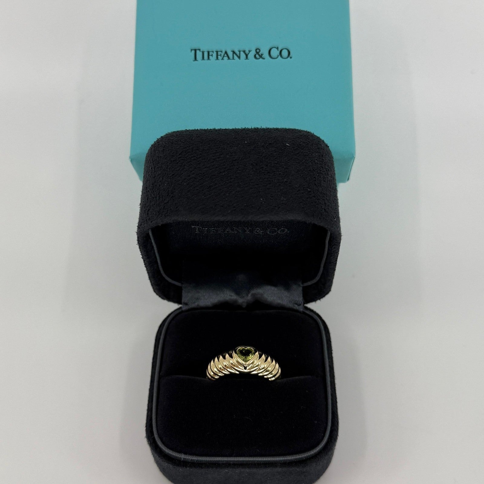 Fine Tiffany & Co. Vivid Green Peridot Heart Cut 18k Yellow Gold Band Ring US4.5 — view 4
