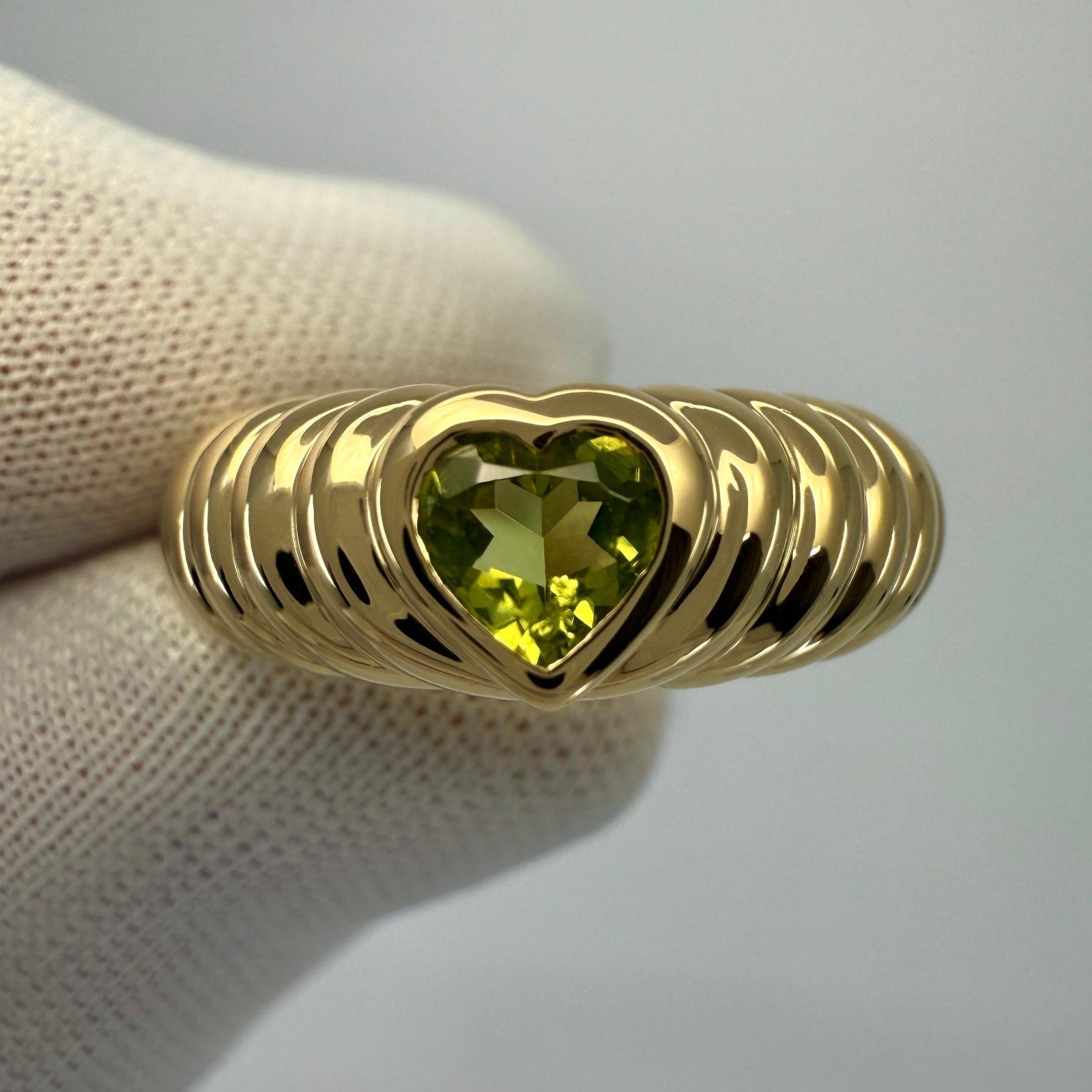 Fine Tiffany & Co. Vivid Green Peridot Heart Cut 18k Yellow Gold Band Ring US4.5 — view 5