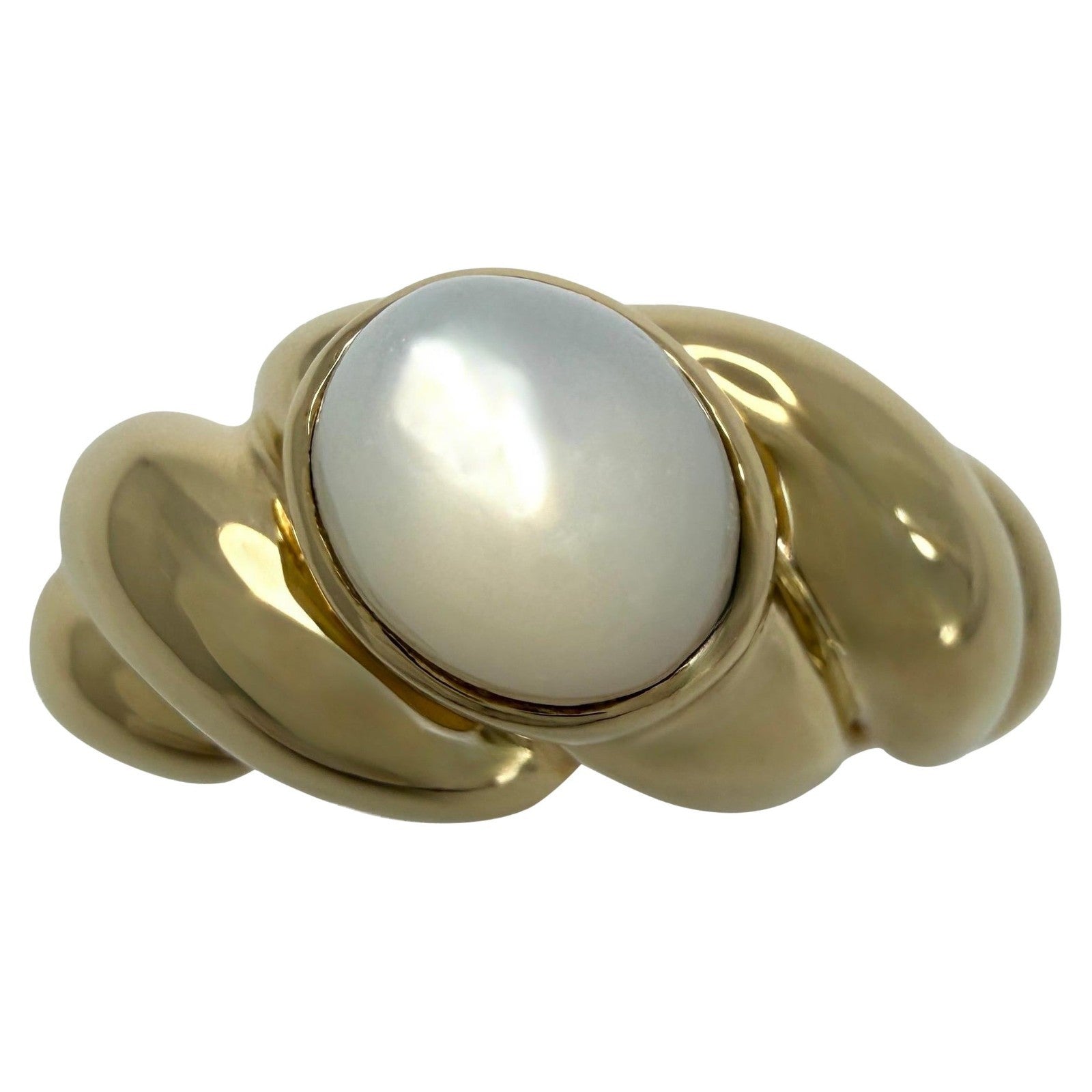 Vintage Van Cleef & Arpels Mother Of Pearl Heart Cut 18k Yellow Gold Dome Ring
