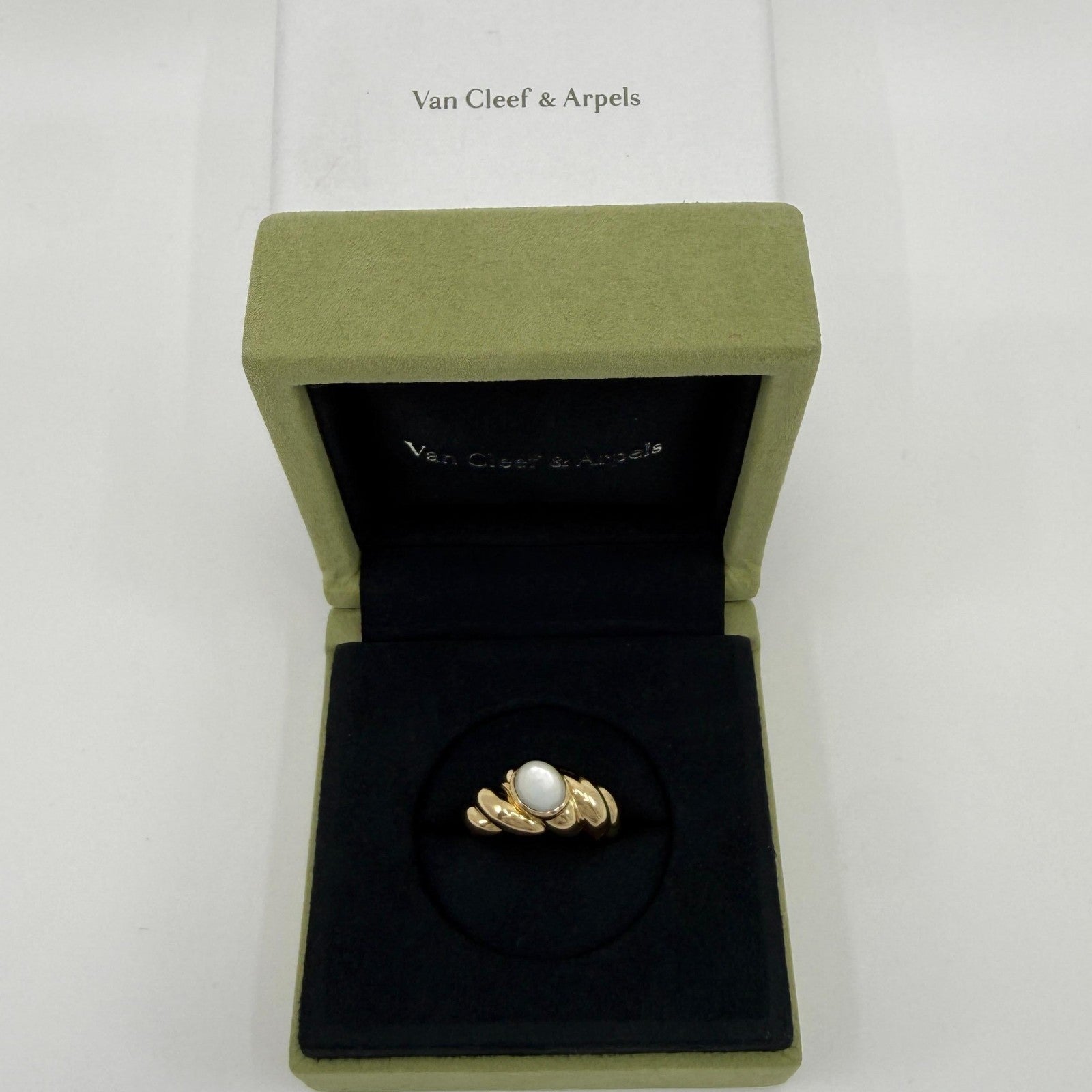 Vintage Van Cleef & Arpels Mother Of Pearl Heart Cut 18k Yellow Gold Dome Ring — view 2