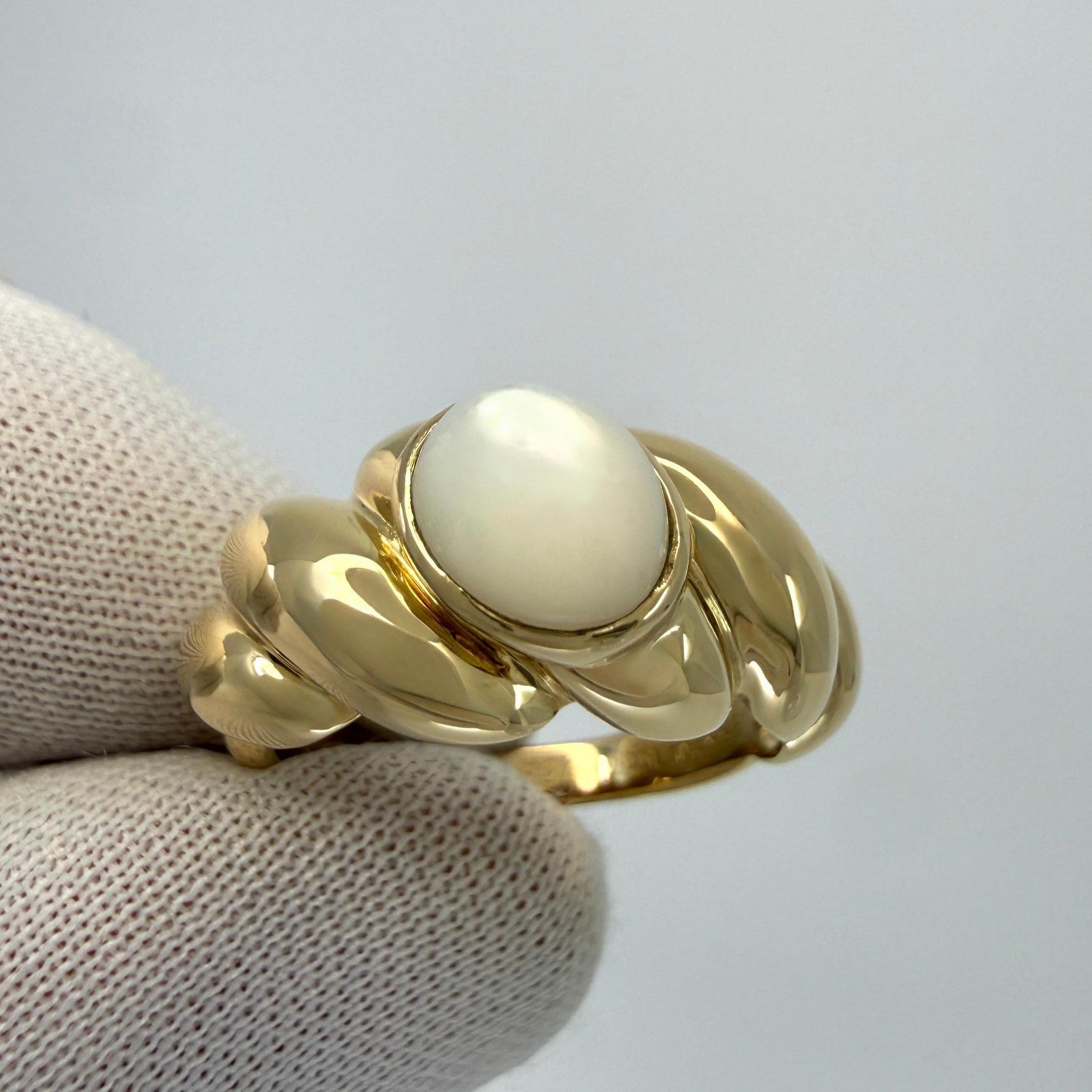 Vintage Van Cleef & Arpels Mother Of Pearl Heart Cut 18k Yellow Gold Dome Ring — view 3