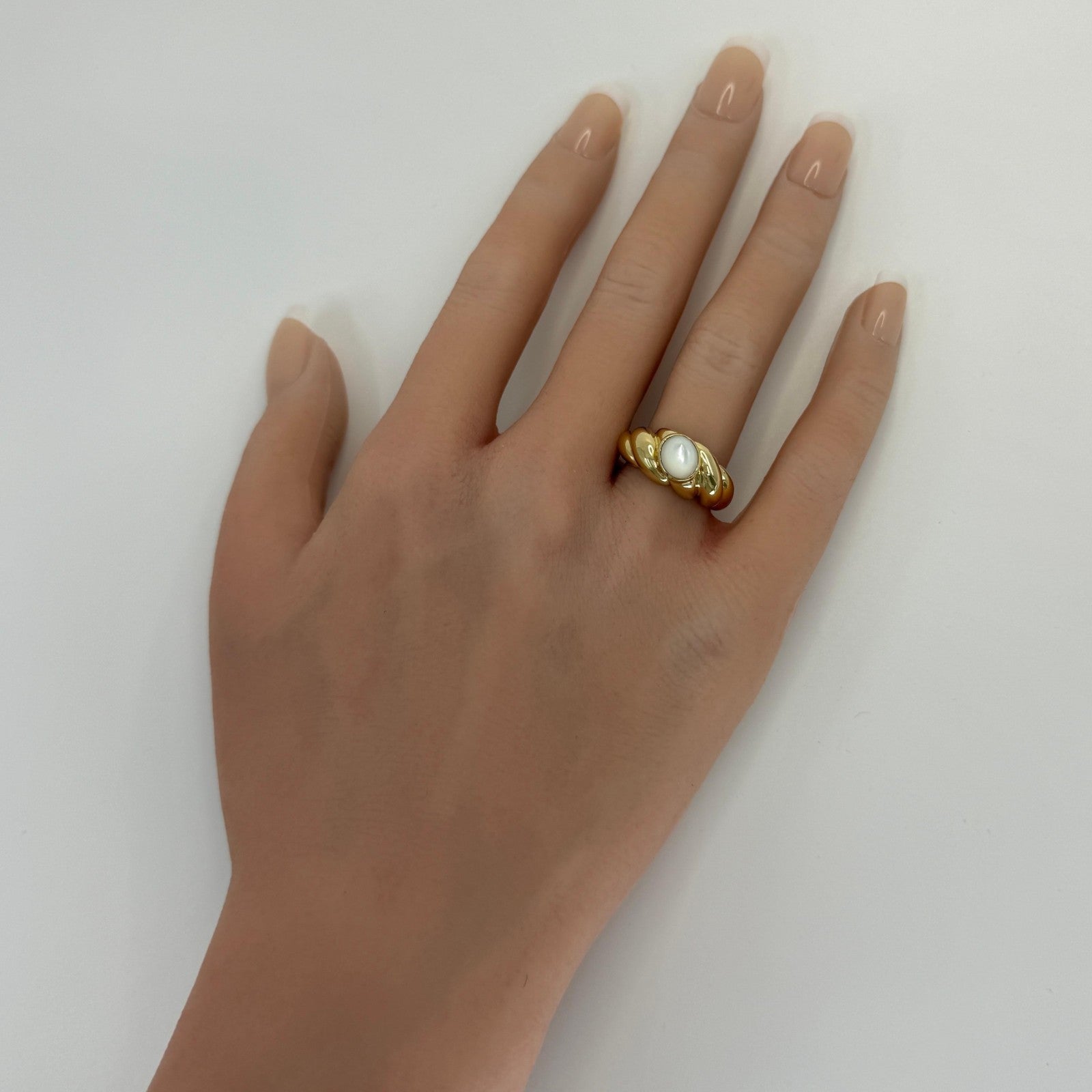 Vintage Van Cleef & Arpels Mother Of Pearl Heart Cut 18k Yellow Gold Dome Ring — view 4