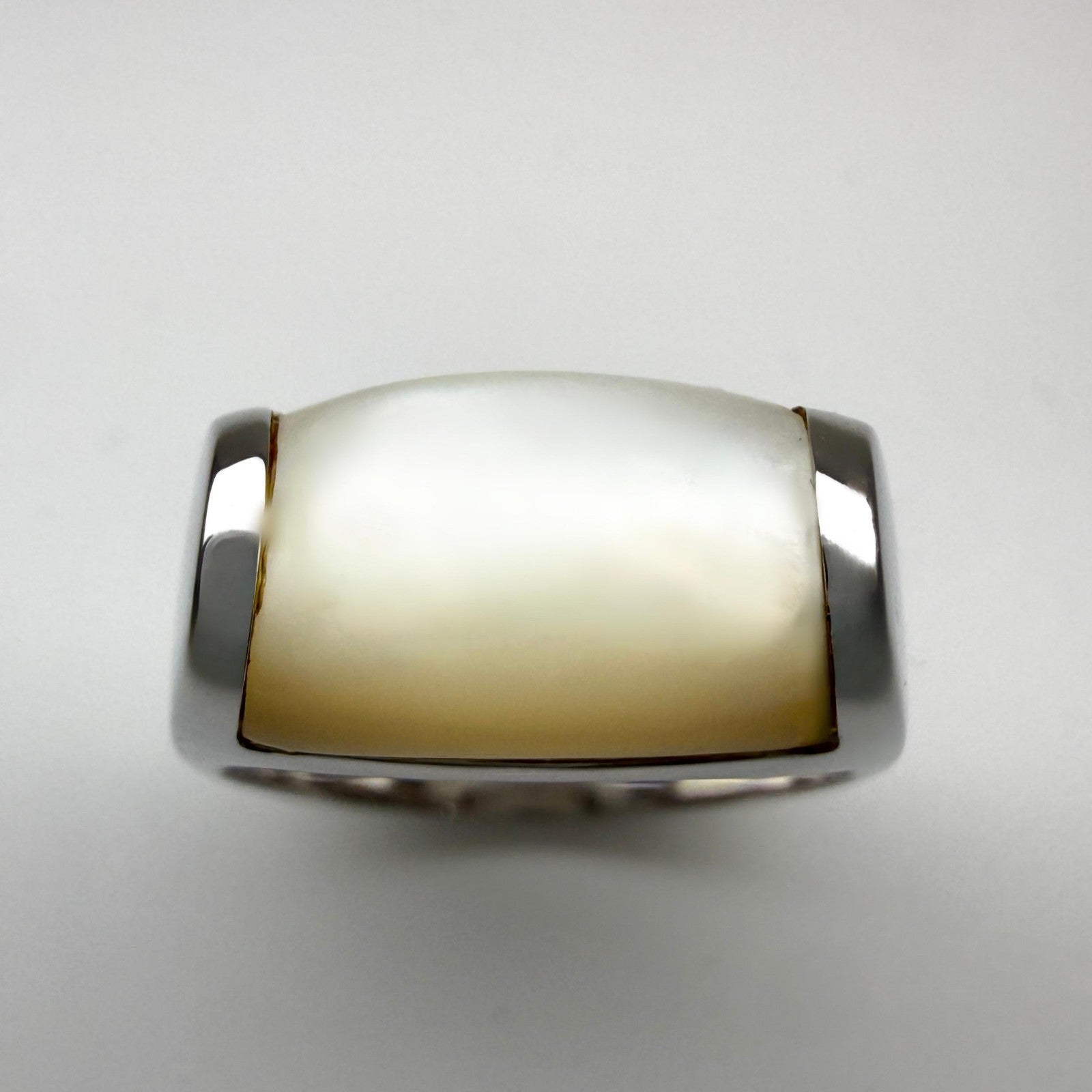 Rare Vintage Bvlgari Bulgari Tronchetto 18k White Gold Mother Of Pearl Ring — view 2