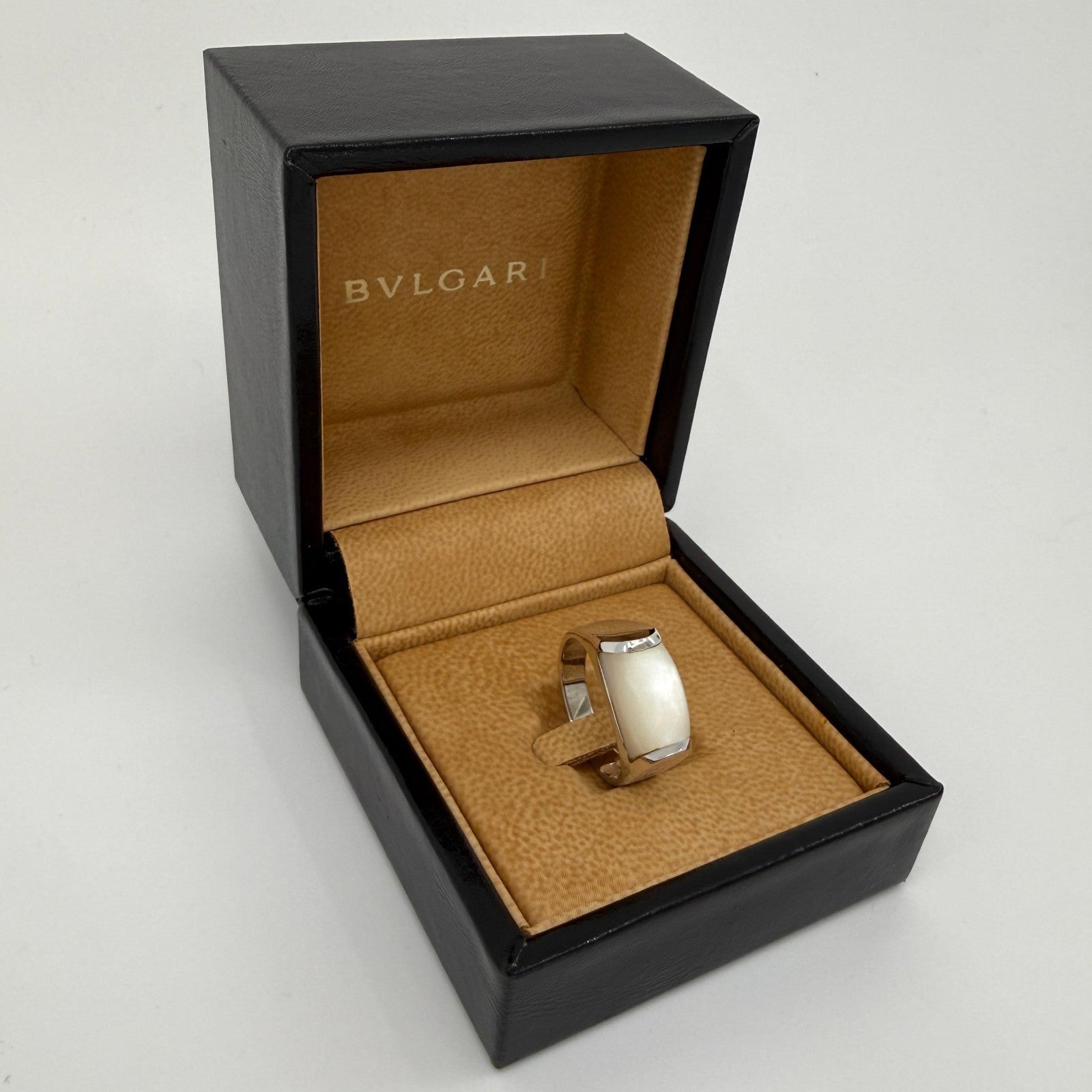 Rare Vintage Bvlgari Bulgari Tronchetto 18k White Gold Mother Of Pearl Ring — view 3