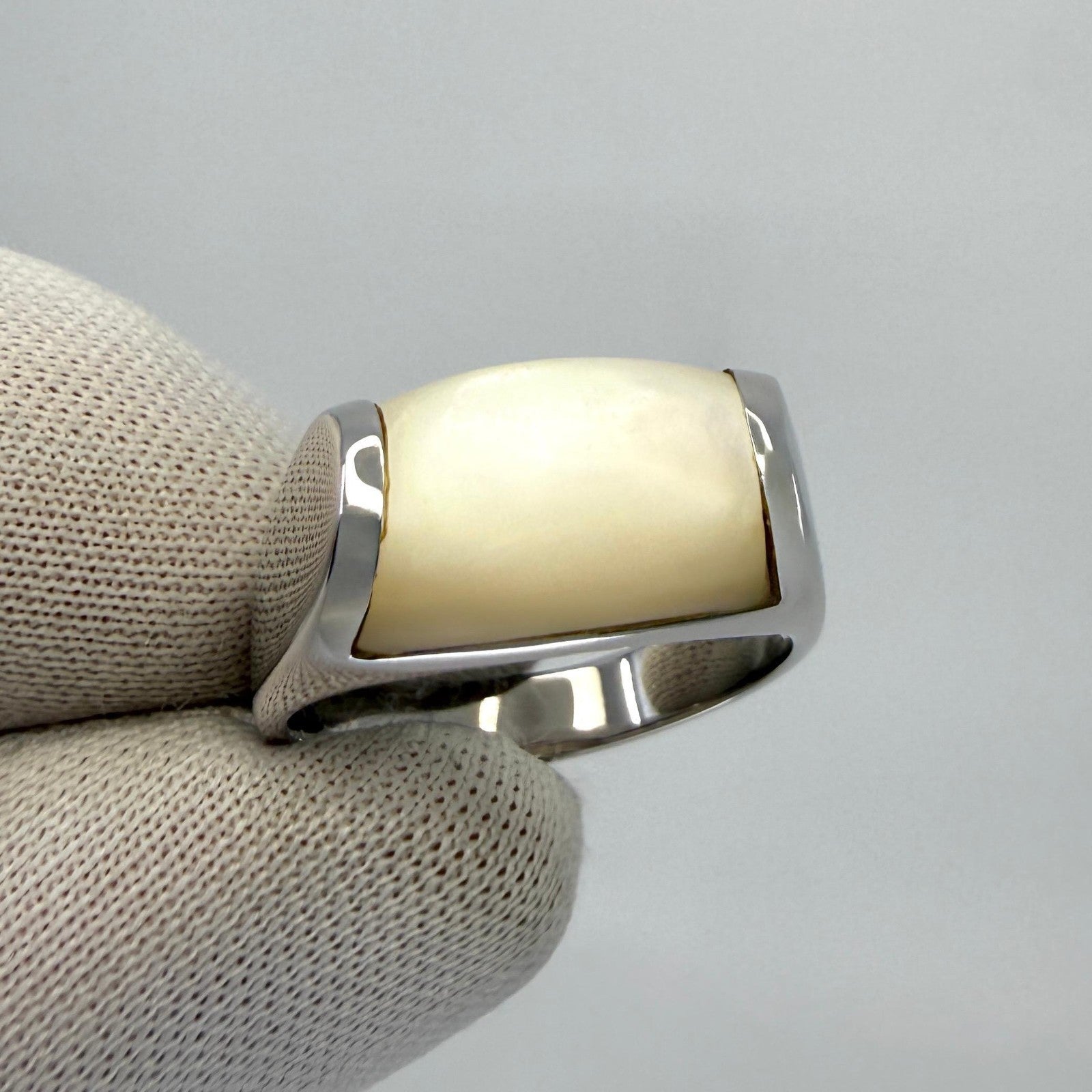 Rare Vintage Bvlgari Bulgari Tronchetto 18k White Gold Mother Of Pearl Ring — view 4