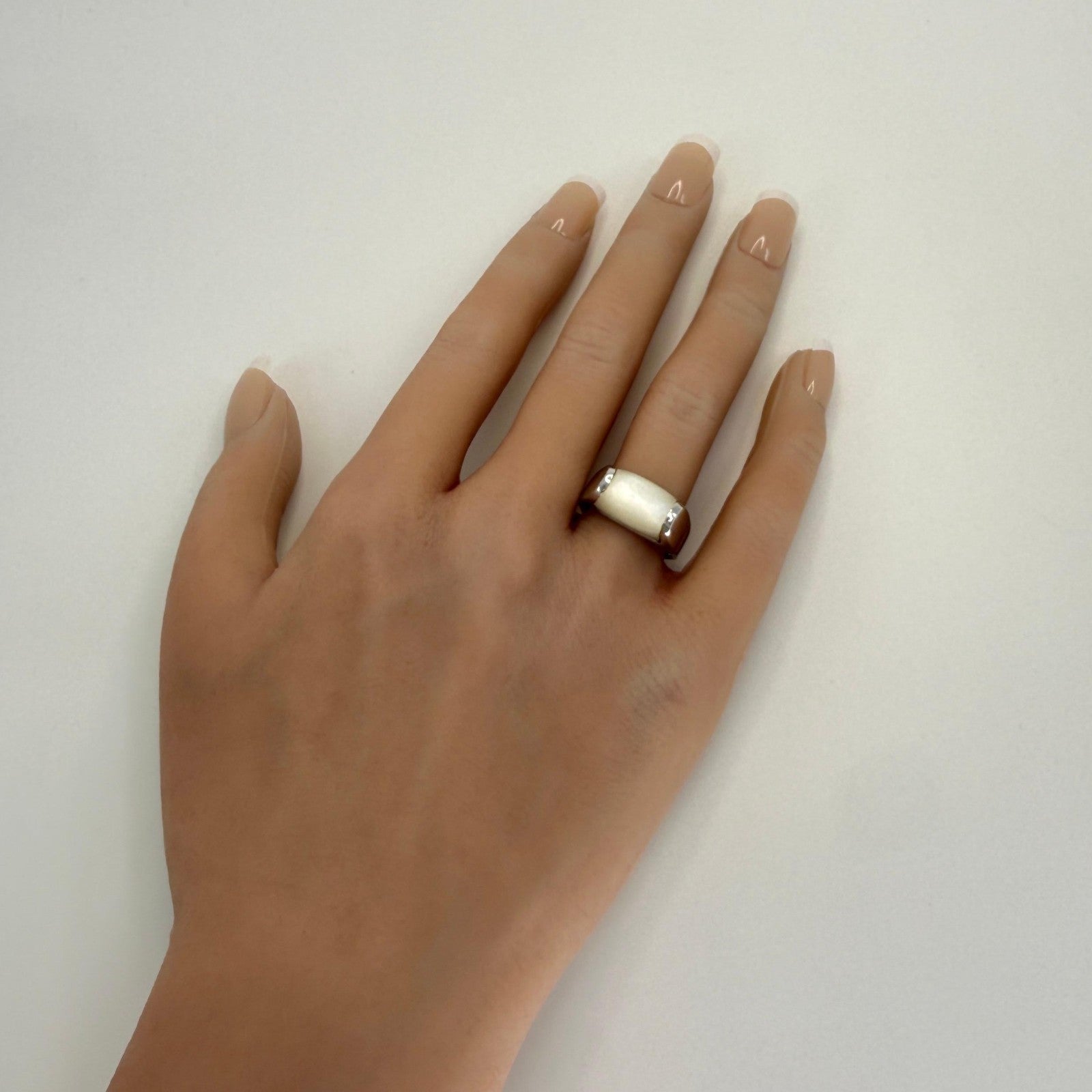 Rare Vintage Bvlgari Bulgari Tronchetto 18k White Gold Mother Of Pearl Ring — view 5