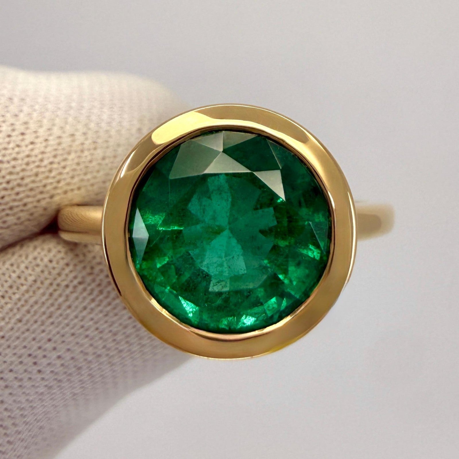 GIA Certified 3.01ct Green Emerald Round Cut 18k Gold Rubover Bezel Signet Ring — view 2