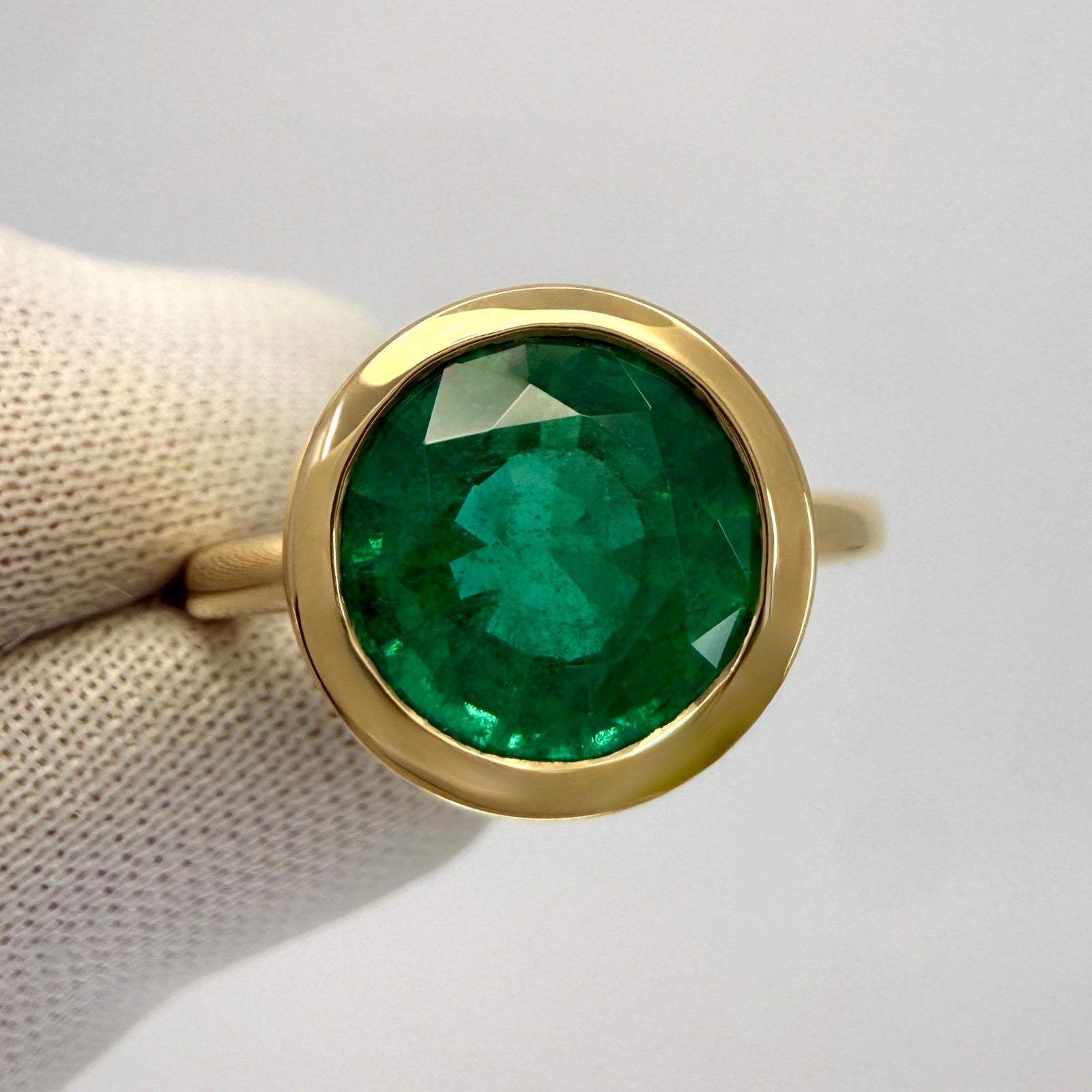 GIA Certified 3.01ct Green Emerald Round Cut 18k Gold Rubover Bezel Signet Ring — view 4