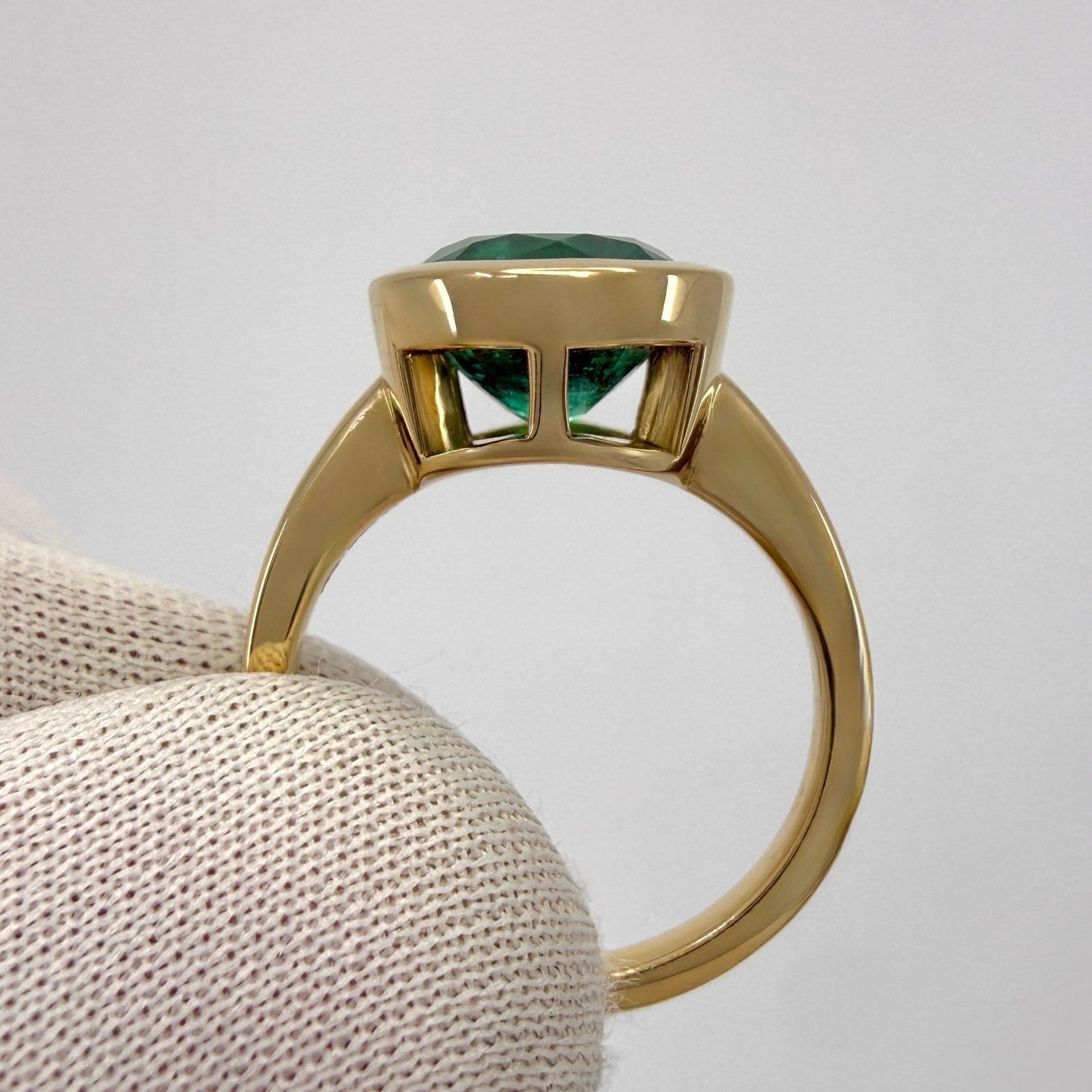 GIA Certified 3.01ct Green Emerald Round Cut 18k Gold Rubover Bezel Signet Ring — view 5