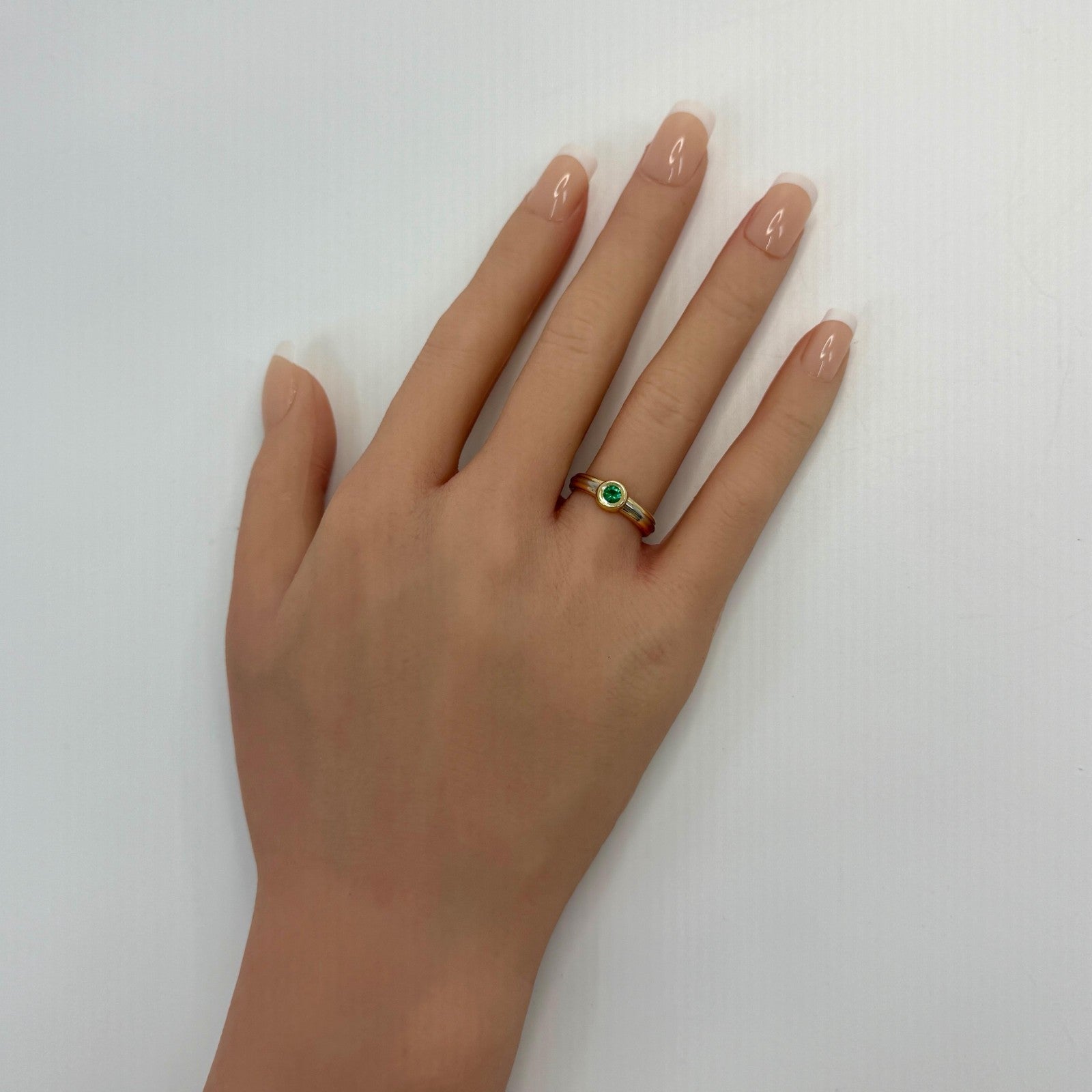 Vintage Cartier Vivid Emerald Round 18k Tricolour Multi Tone Gold Solitaire Ring — view 2