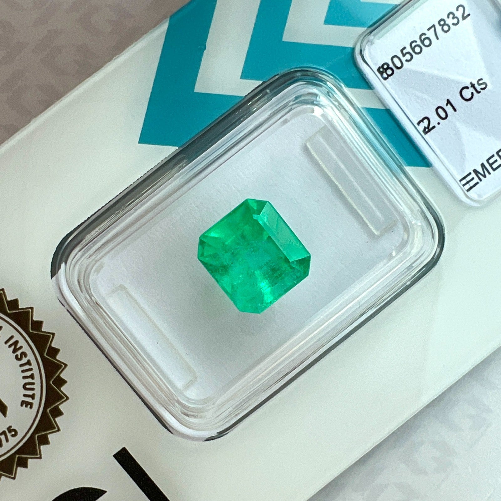 2.01ct IGI CERTIFIED Natural COLOMBIAN Emerald VIVID Green OCATGON Cut RARE Gem — view 3