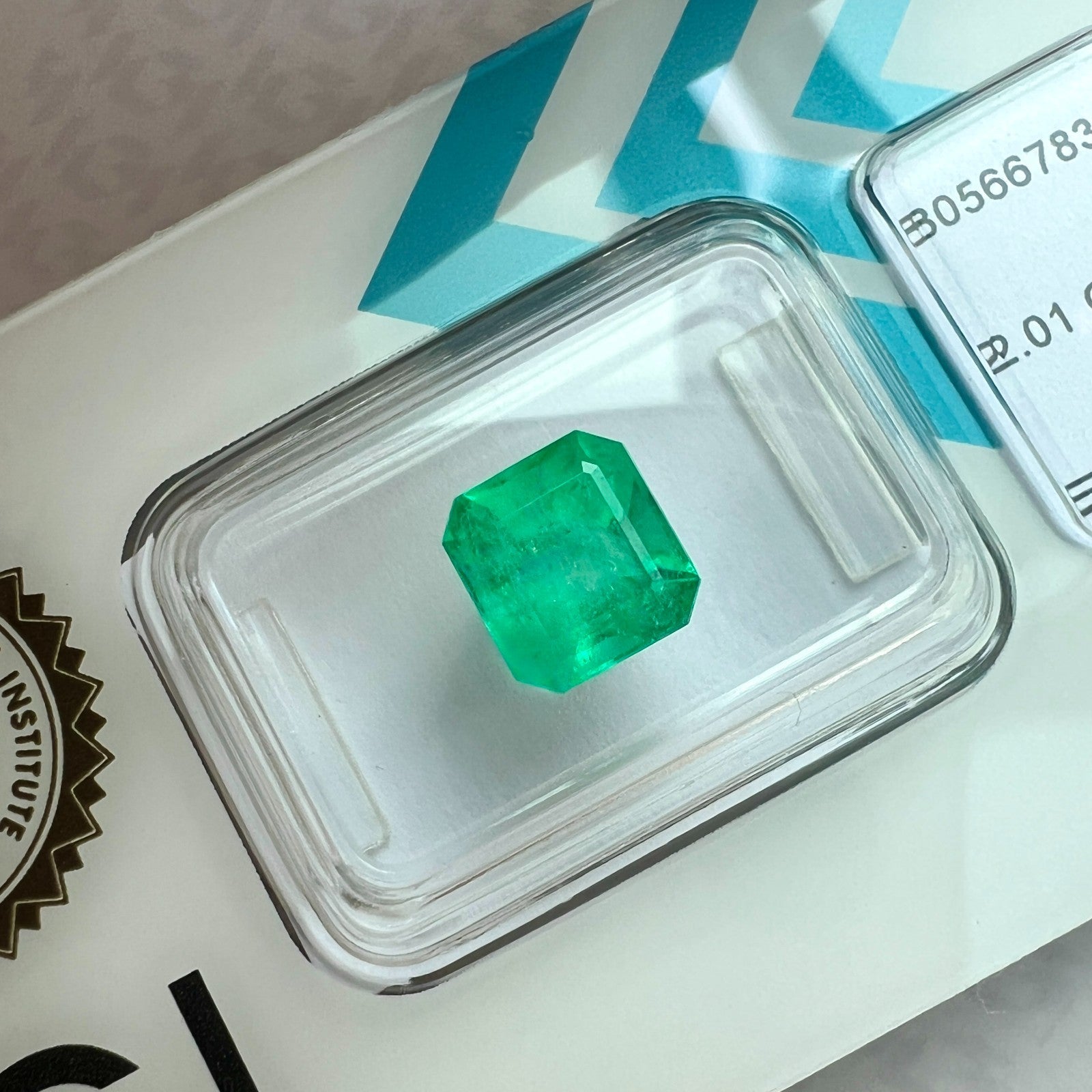 2.01ct IGI CERTIFIED Natural COLOMBIAN Emerald VIVID Green OCATGON Cut RARE Gem — view 4