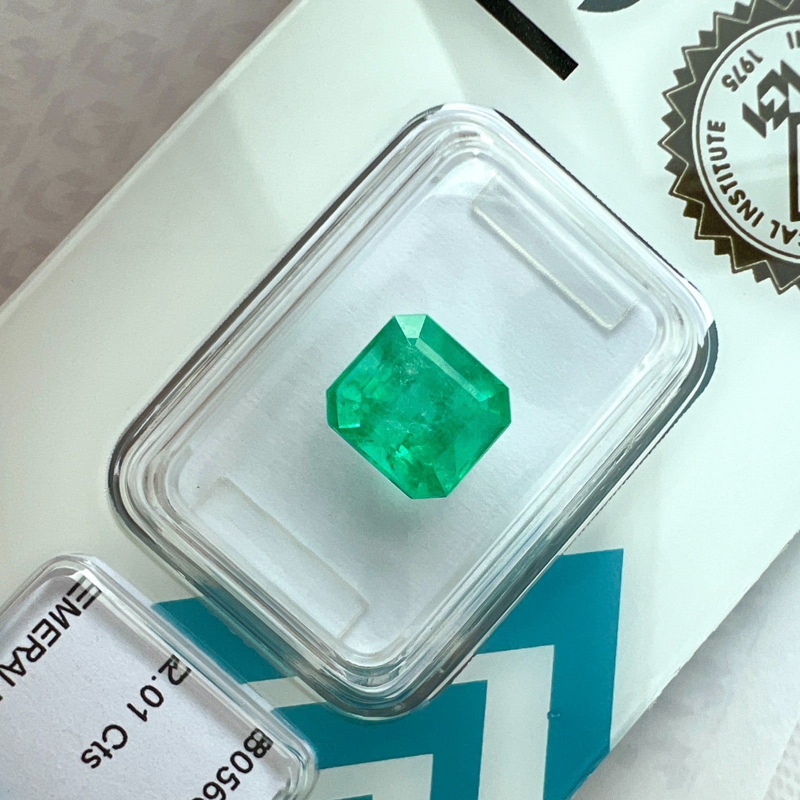 2.01ct IGI CERTIFIED Natural COLOMBIAN Emerald VIVID Green OCATGON Cut RARE Gem — view 5