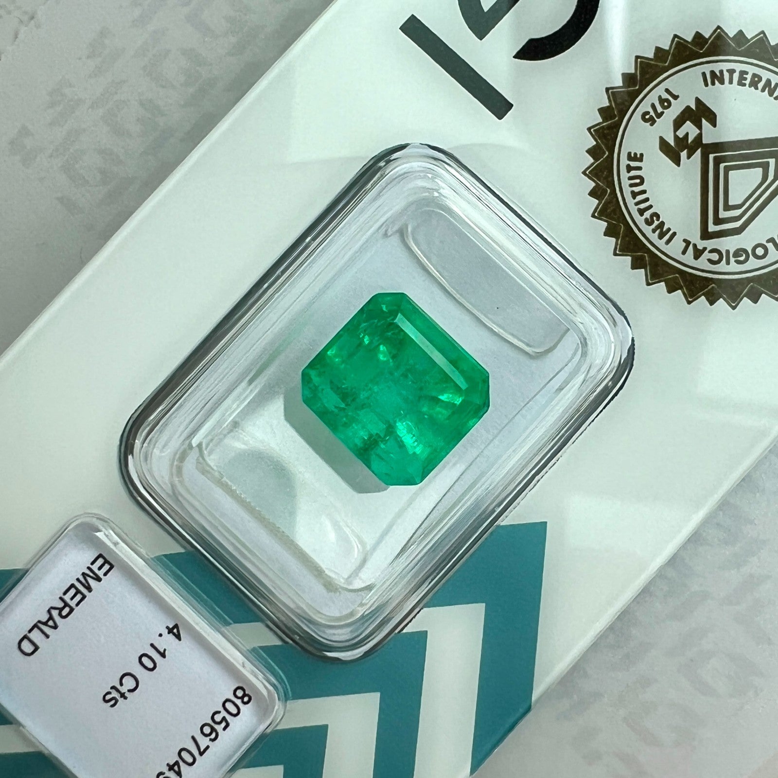 4.10ct Natural IGI CERTIFIED COLOMBIAN Emerald VIVID Green OCATGON Cut RARE Gem — view 4