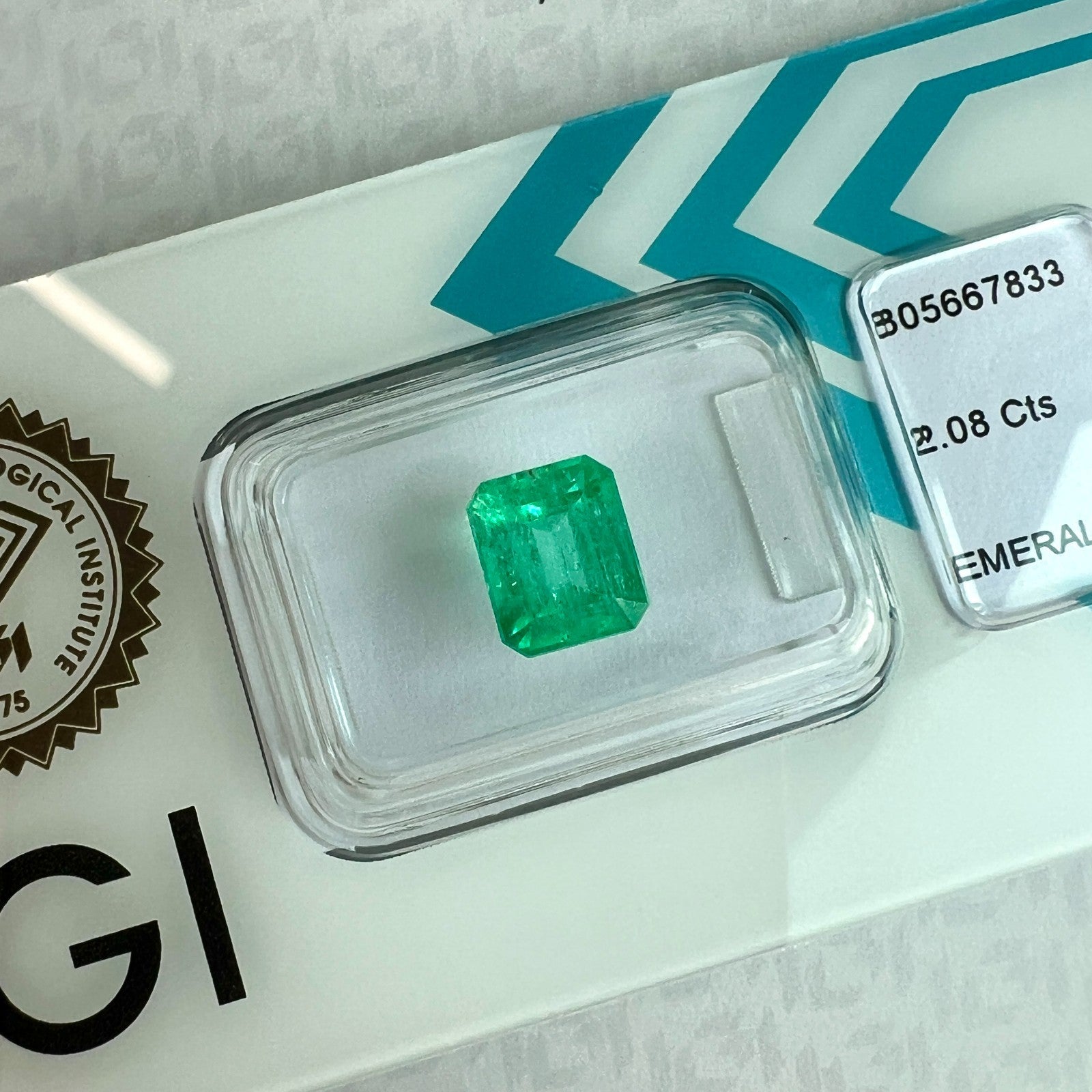 2.08ct IGI CERTIFIED Natural COLOMBIAN Emerald VIVID Green OCATGON Cut RARE Gem — view 5