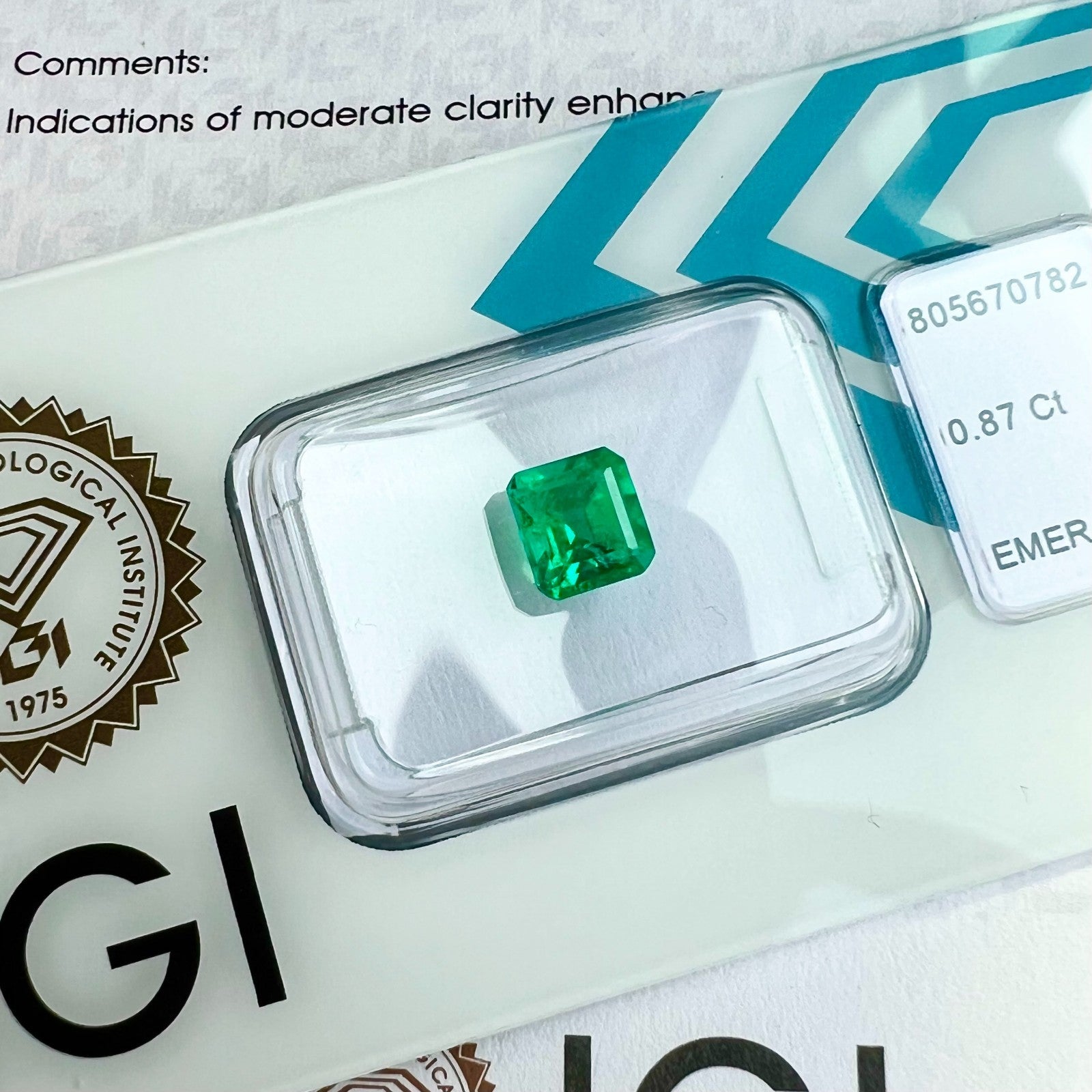 FINE IGI CERTIFIED Natural COLOMBIAN Emerald VIVID Green 0.87ct OCATGON Cut RARE — view 3
