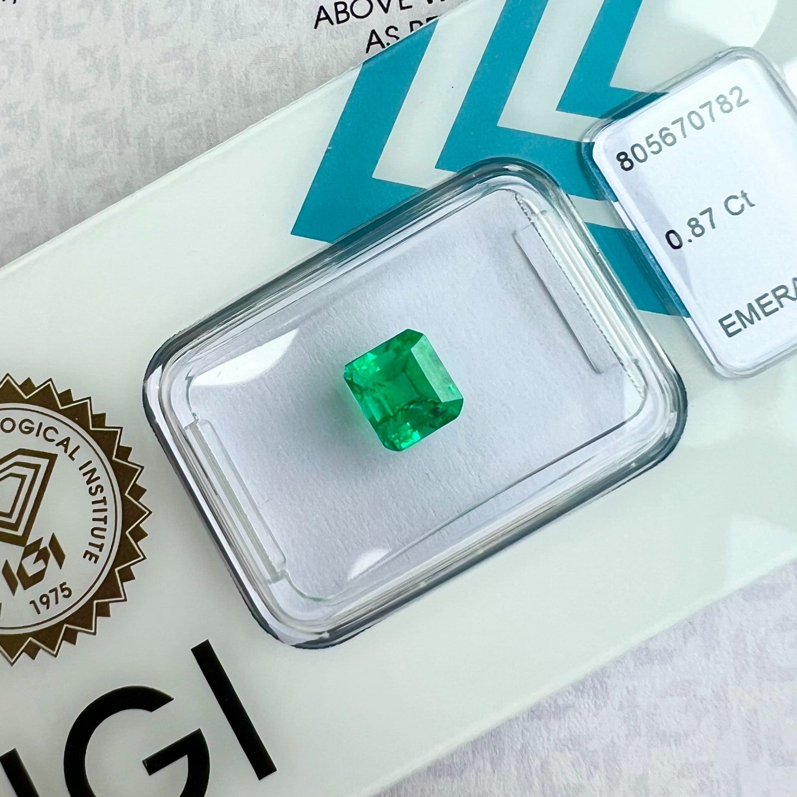 FINE IGI CERTIFIED Natural COLOMBIAN Emerald VIVID Green 0.87ct OCATGON Cut RARE — view 5