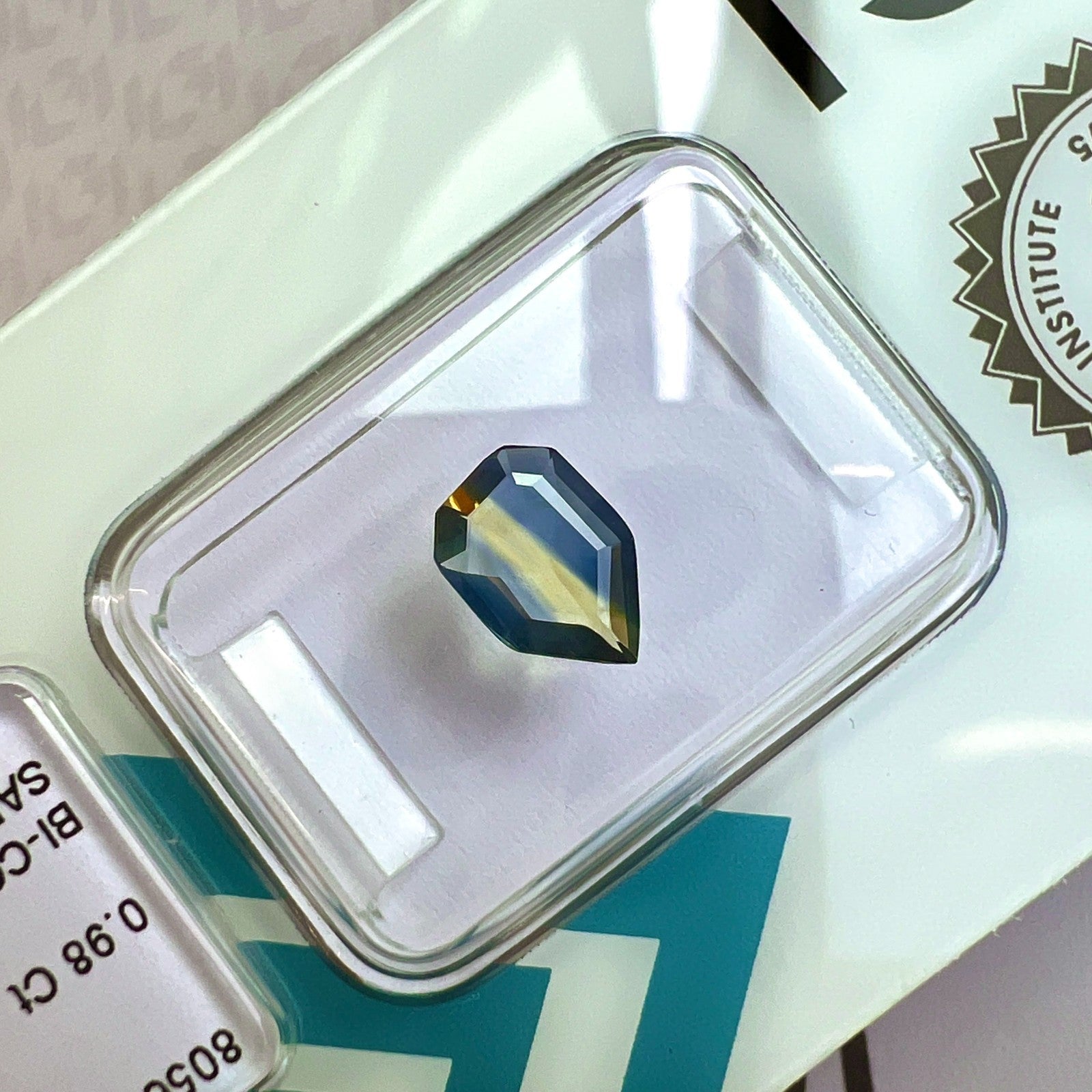 Unique IGI Certified Bi Colour Blue Yellow AUSTRALIAN Sapphire 0.98ct FANCY Cut — view 3