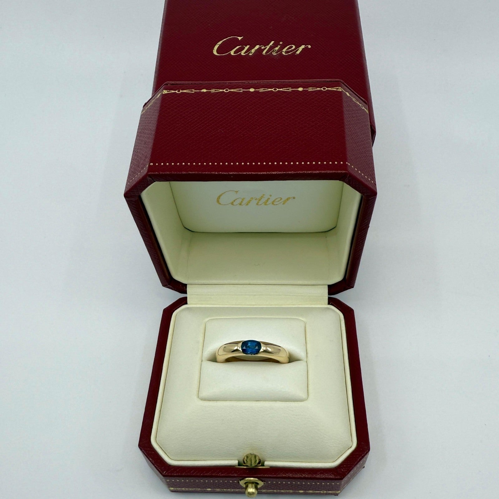 Vintage Cartier Vivid Blue Sapphire Oval Ellipse 18k Yellow Gold Solitaire Ring — view 2