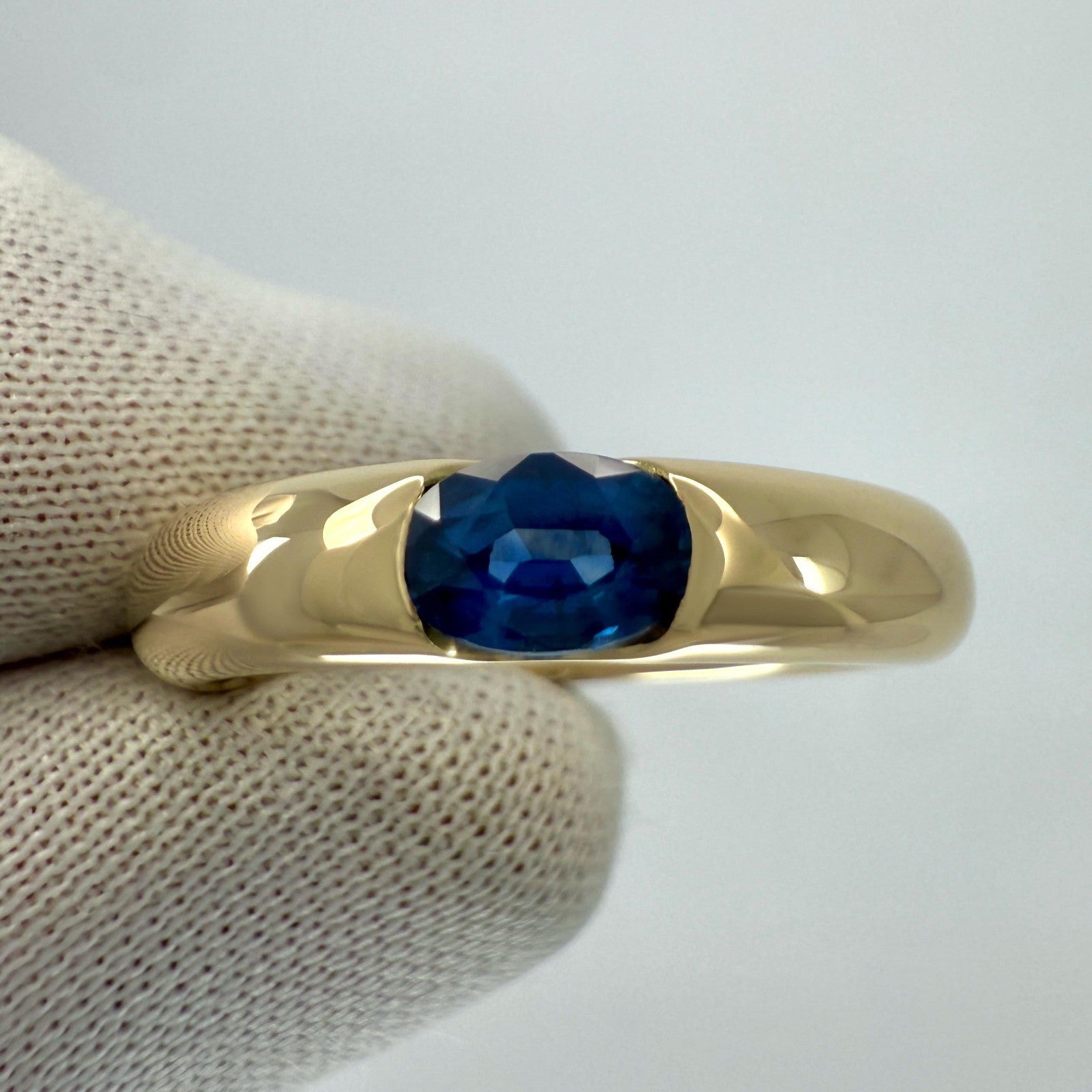 Vintage Cartier Vivid Blue Sapphire Oval Ellipse 18k Yellow Gold Solitaire Ring — view 3